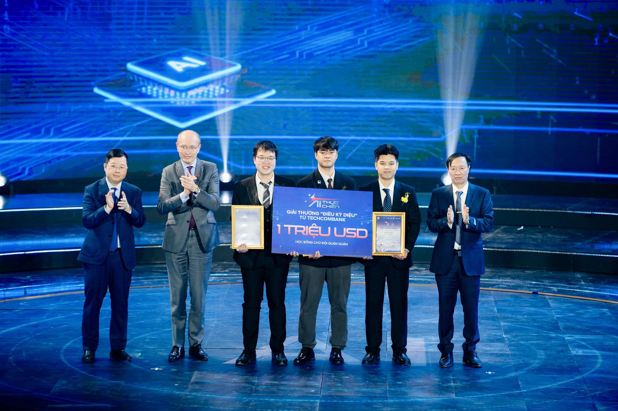 Lộ diện quán quân mùa 1 “A.I thực chiến” - Chủ nhân giải thưởng lên đến 1 triệu USD từ Techcombank - Ảnh 1. Lộ diện quán quân mùa 1 “A.I thực chiến” - Chủ nhân giải thưởng lên đến 1 triệu USD từ Techcombank - Ảnh 1.