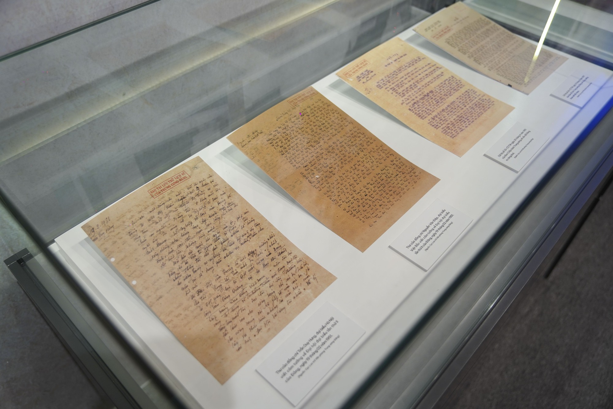 Nhìn lại lịch sử vẻ vang của Đảng thông qua triển lãm các kỳ Đại hội - Ảnh 2.