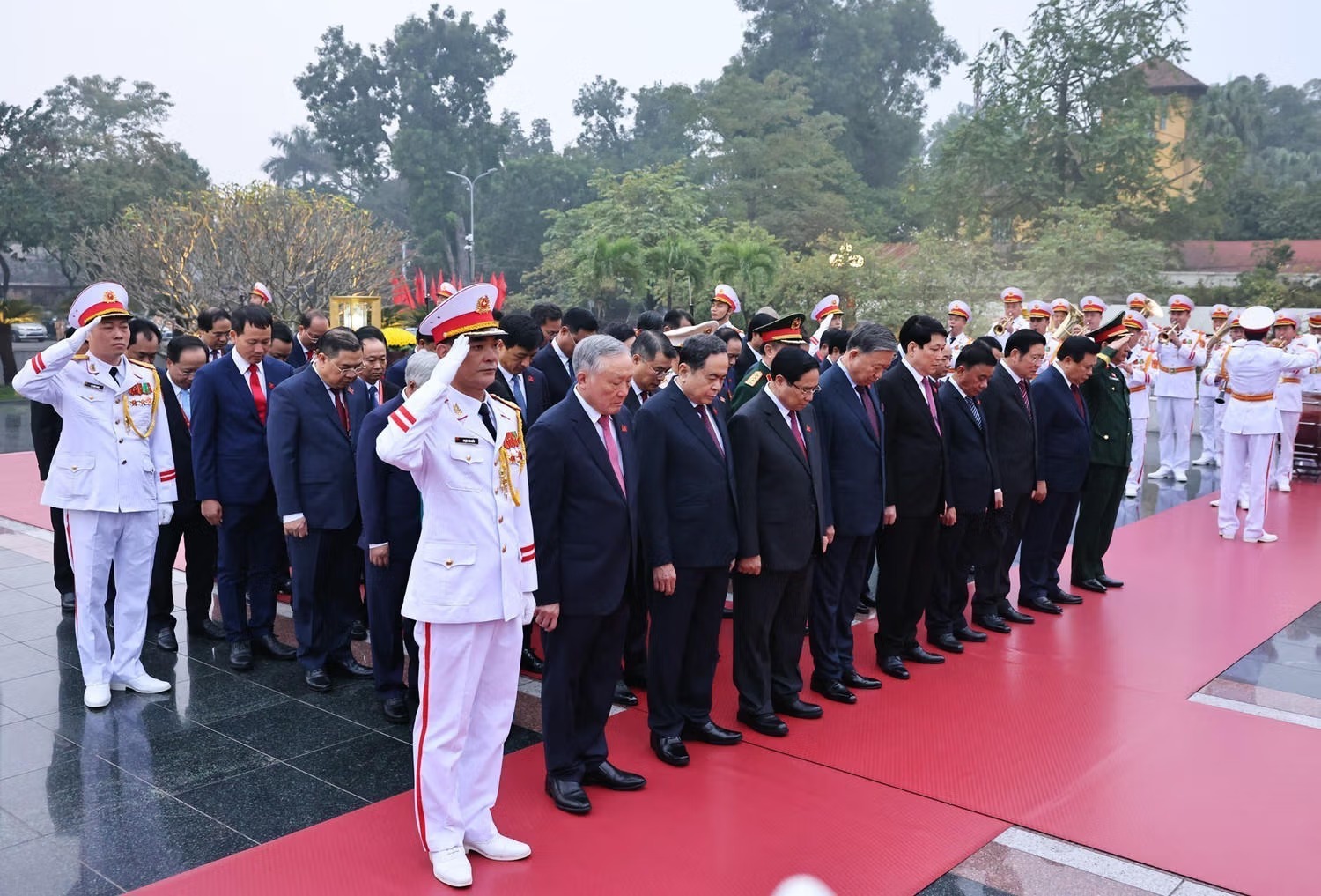 Đại biểu dự Đại hội XIV vào Lăng viếng Chủ tịch Hồ Chí Minh - Ảnh 6.