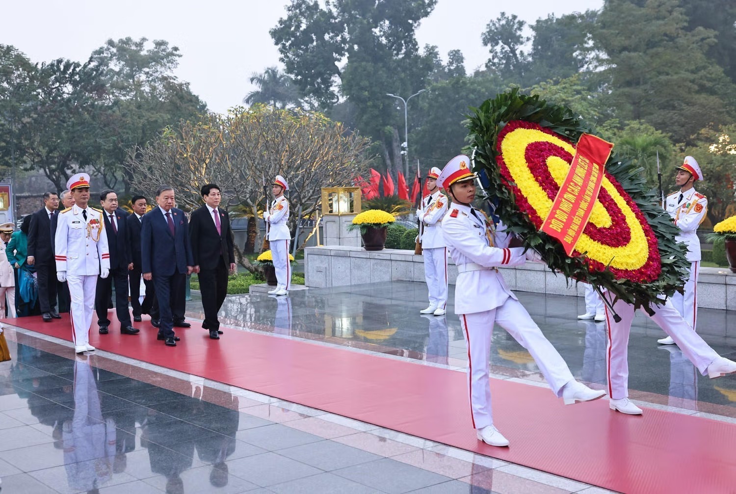 Đại biểu dự Đại hội XIV vào Lăng viếng Chủ tịch Hồ Chí Minh - Ảnh 5.