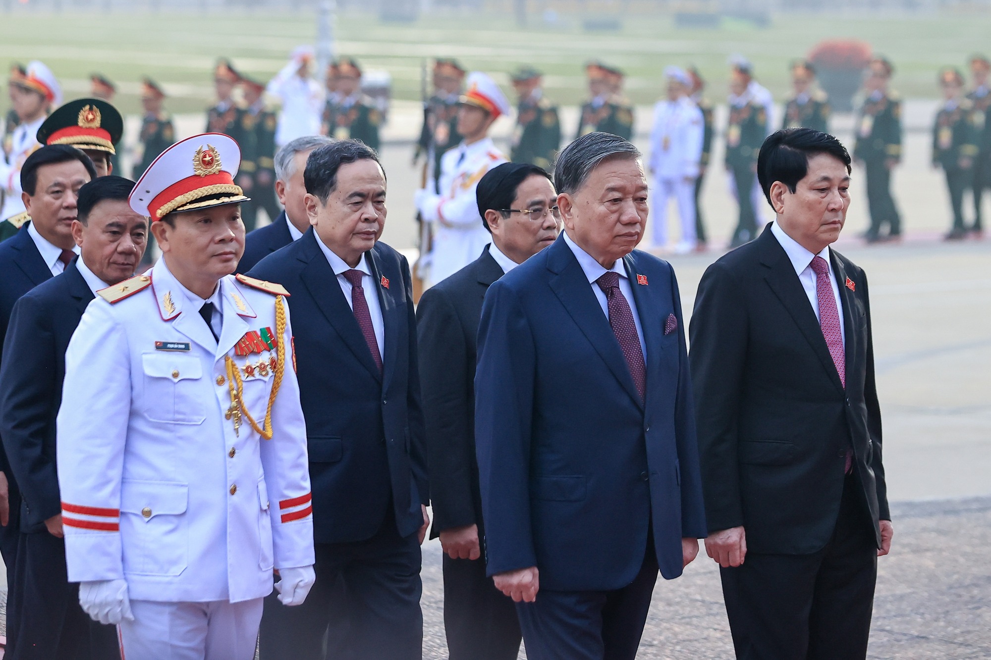 Đại biểu dự Đại hội XIV vào Lăng viếng Chủ tịch Hồ Chí Minh - Ảnh 2.