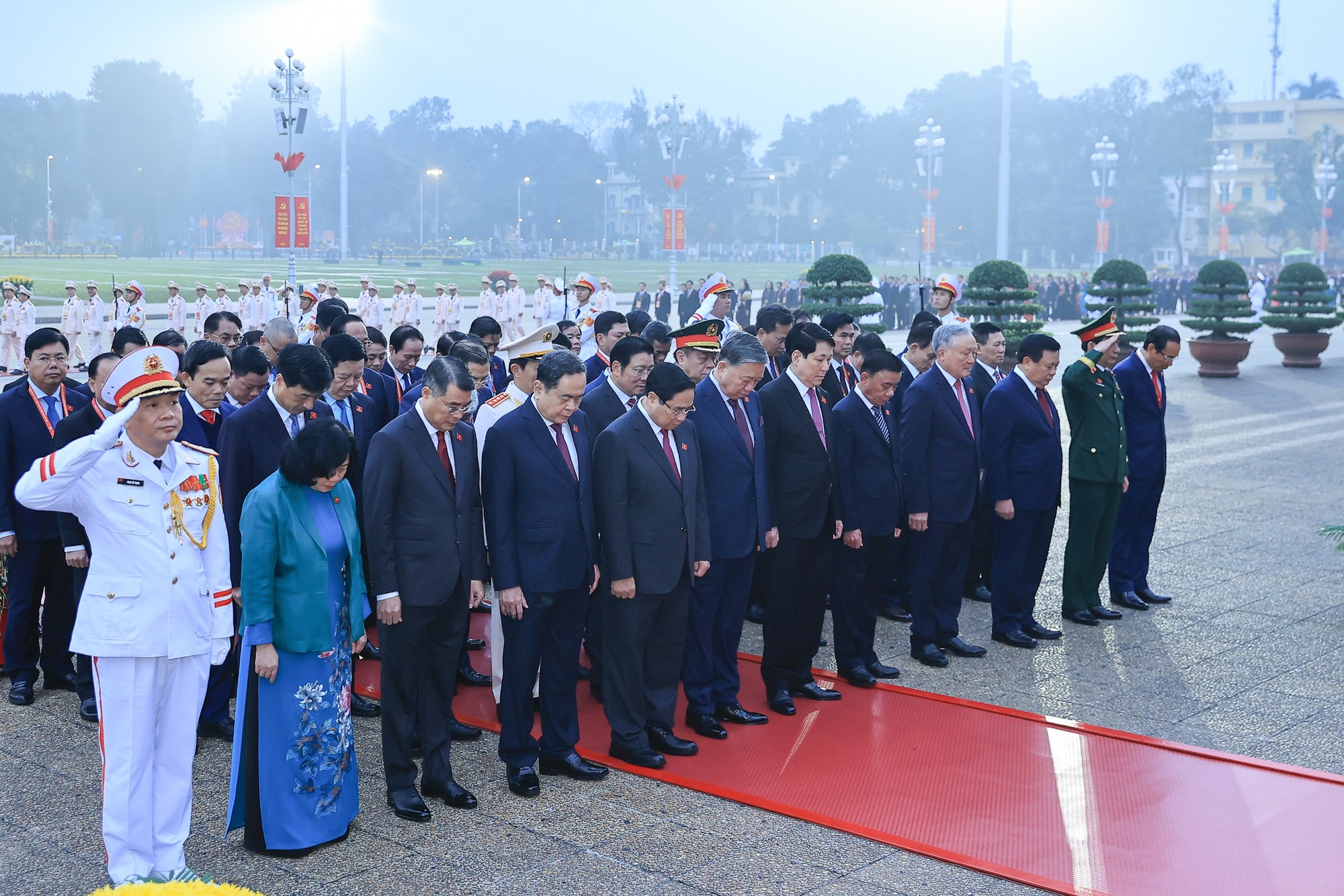 Đại biểu dự Đại hội XIV vào Lăng viếng Chủ tịch Hồ Chí Minh - Ảnh 3.