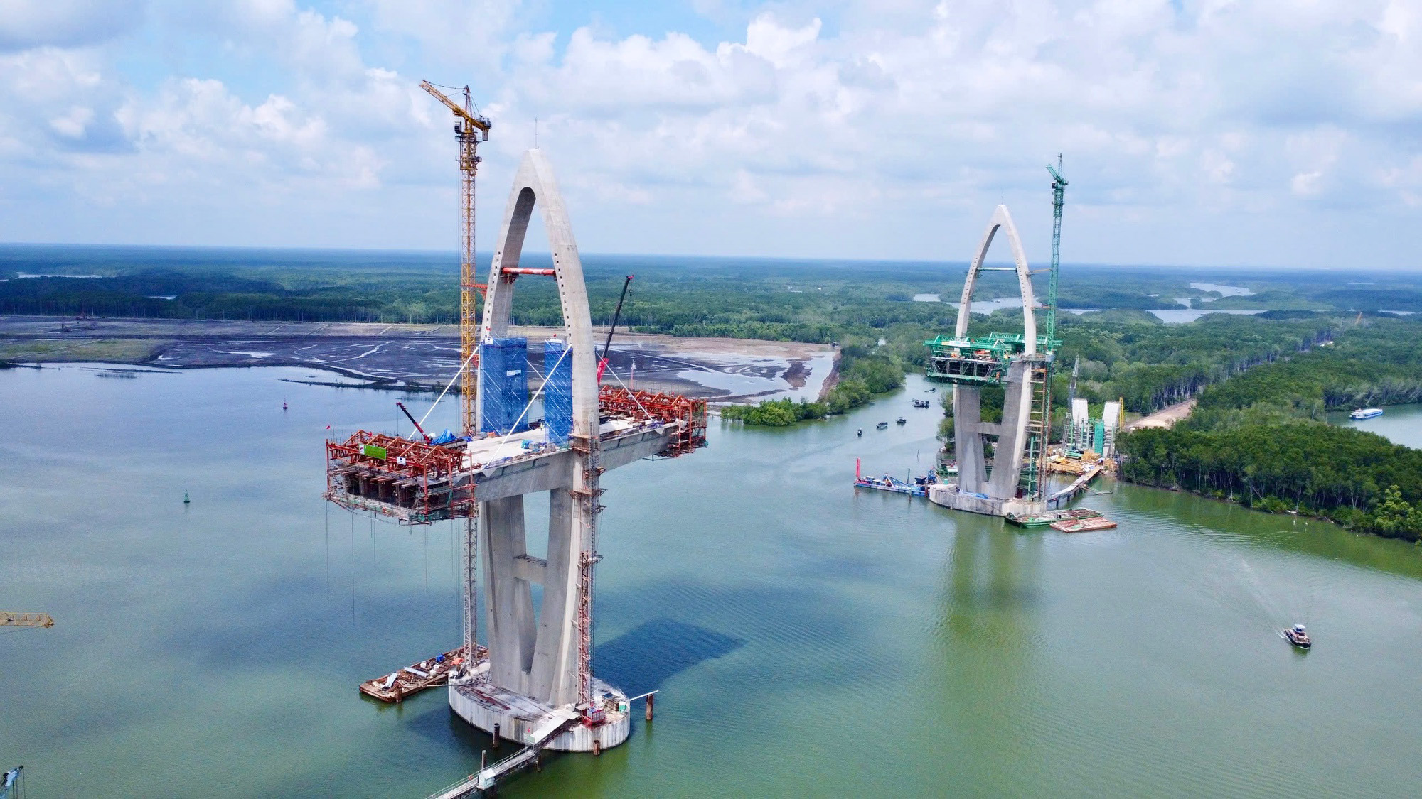 Cây cầu gần 5.000 tỷ đồng nối hai tỉnh giàu bậc nhất Việt Nam sẽ hợp long trong năm nay
- Ảnh 1. Cây cầu gần 5.000 tỷ đồng nối hai tỉnh giàu bậc nhất Việt Nam sẽ hợp long trong năm nay
- Ảnh 1.