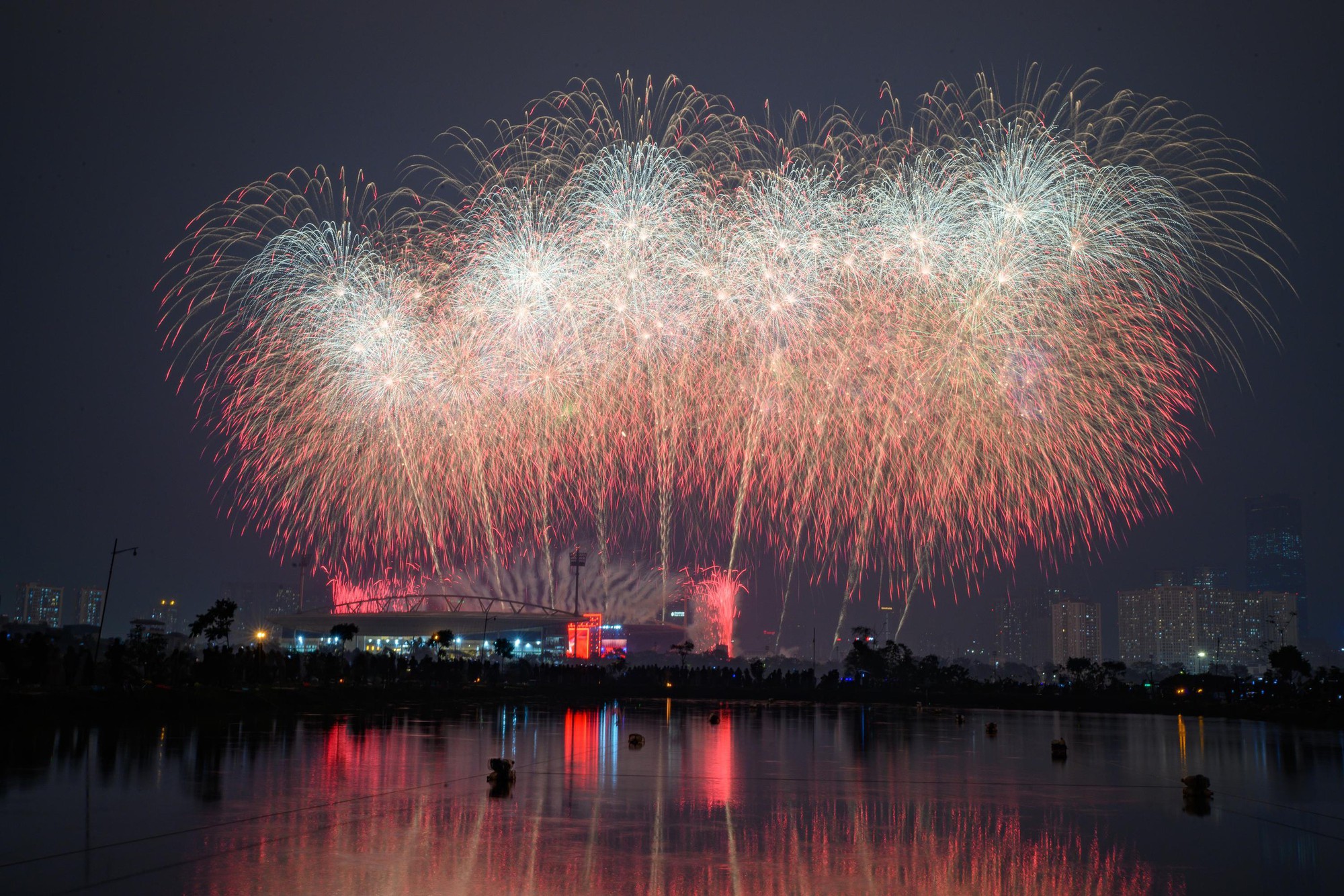 Tối 23/1, bầu trời Mỹ Đình bùng nổ chưa từng có, Việt nam chứng kiến một kỳ tích tầm cỡ thế giới - Ảnh 3.