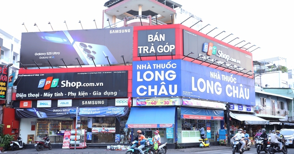 FPT Shop thoát lỗ, doanh thu quý IV tăng mạnh - Ảnh 1.