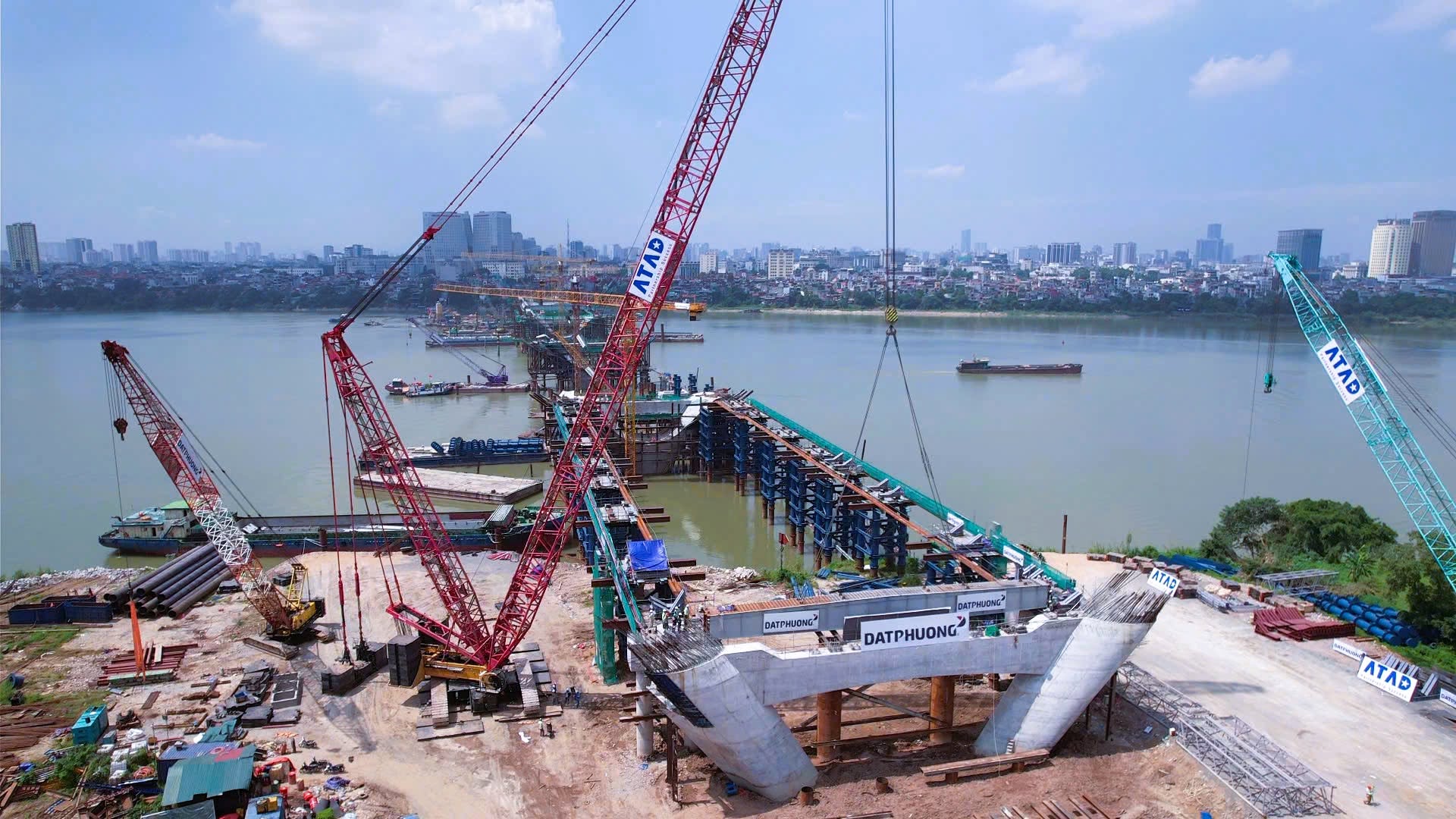 120 tấn kết cấu thép được đưa vào vị trí, "siêu cầu" vượt sông Hồng 16.200 tỷ đồng nối khu phố cổ với Long Biên bước vào giai đoạn quan trọng - Ảnh 1.