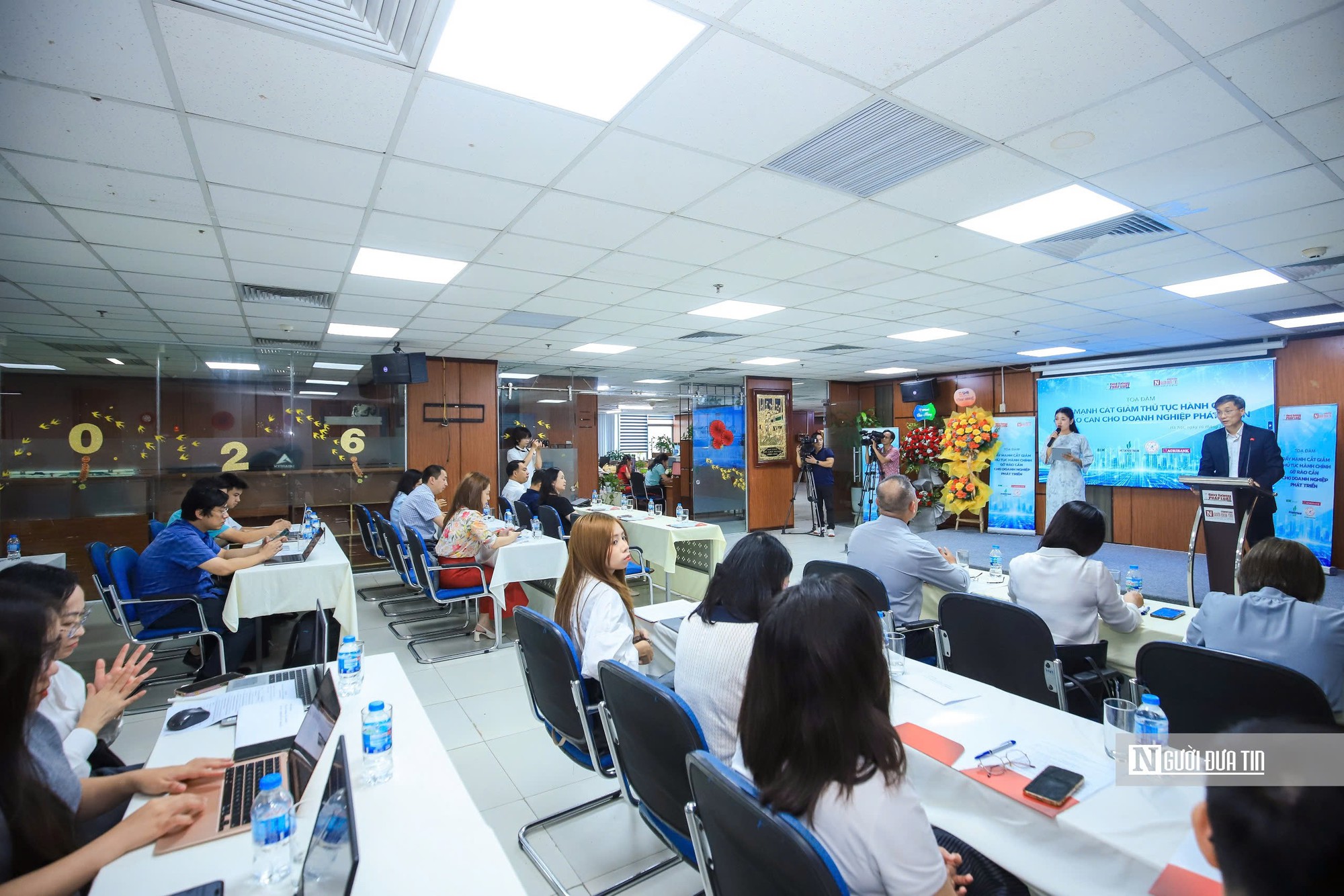 Cắt giảm thủ tục hành chính: Không chỉ giảm giấy tờ, mà phải gỡ điểm nghẽn cho doanh nghiệp - Ảnh 2.