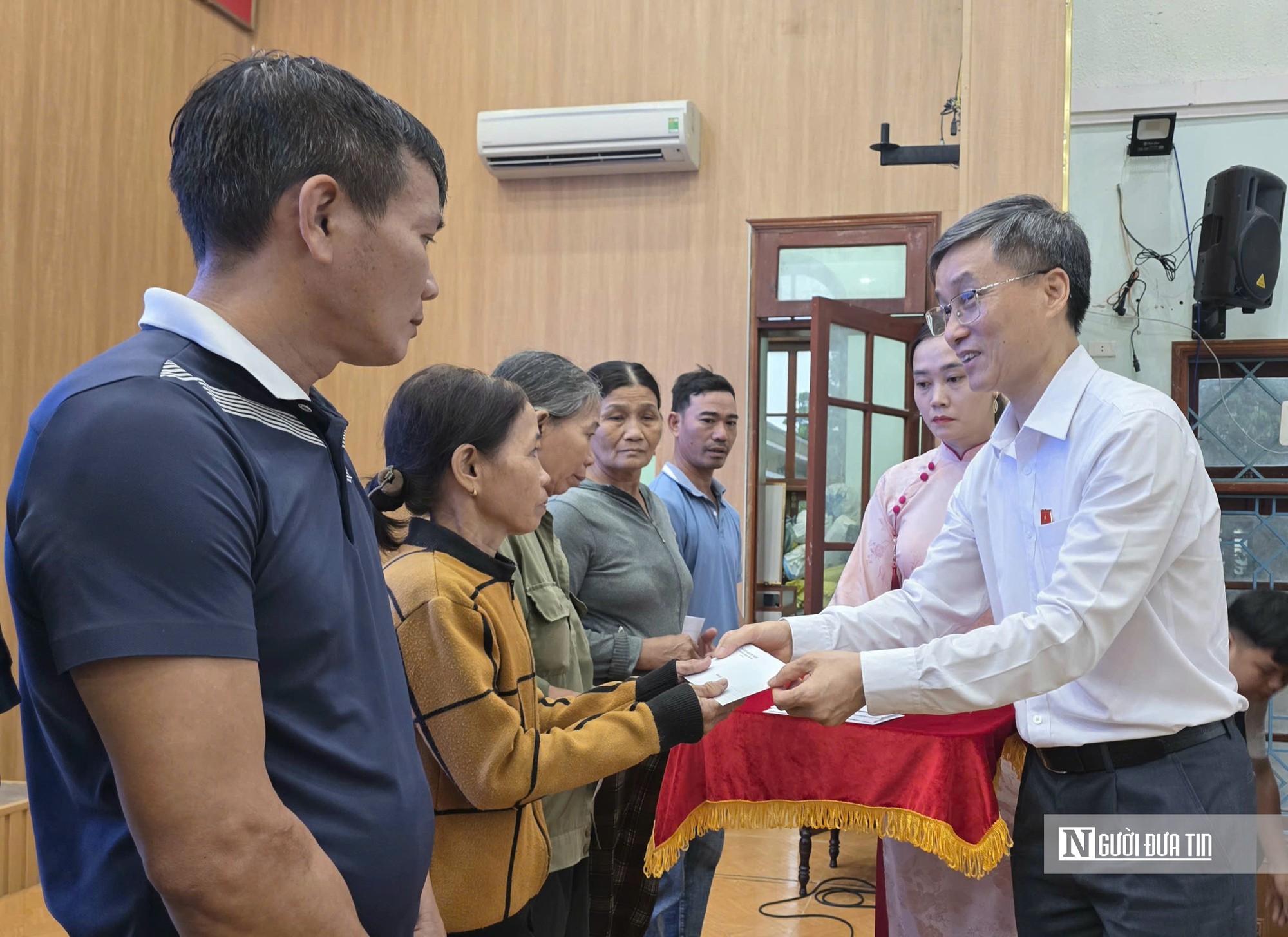 Đoàn đại biểu Quốc hội Tp.Đà Nẵng tặng quà cho người dân xã Xuân Phú- Ảnh 1.