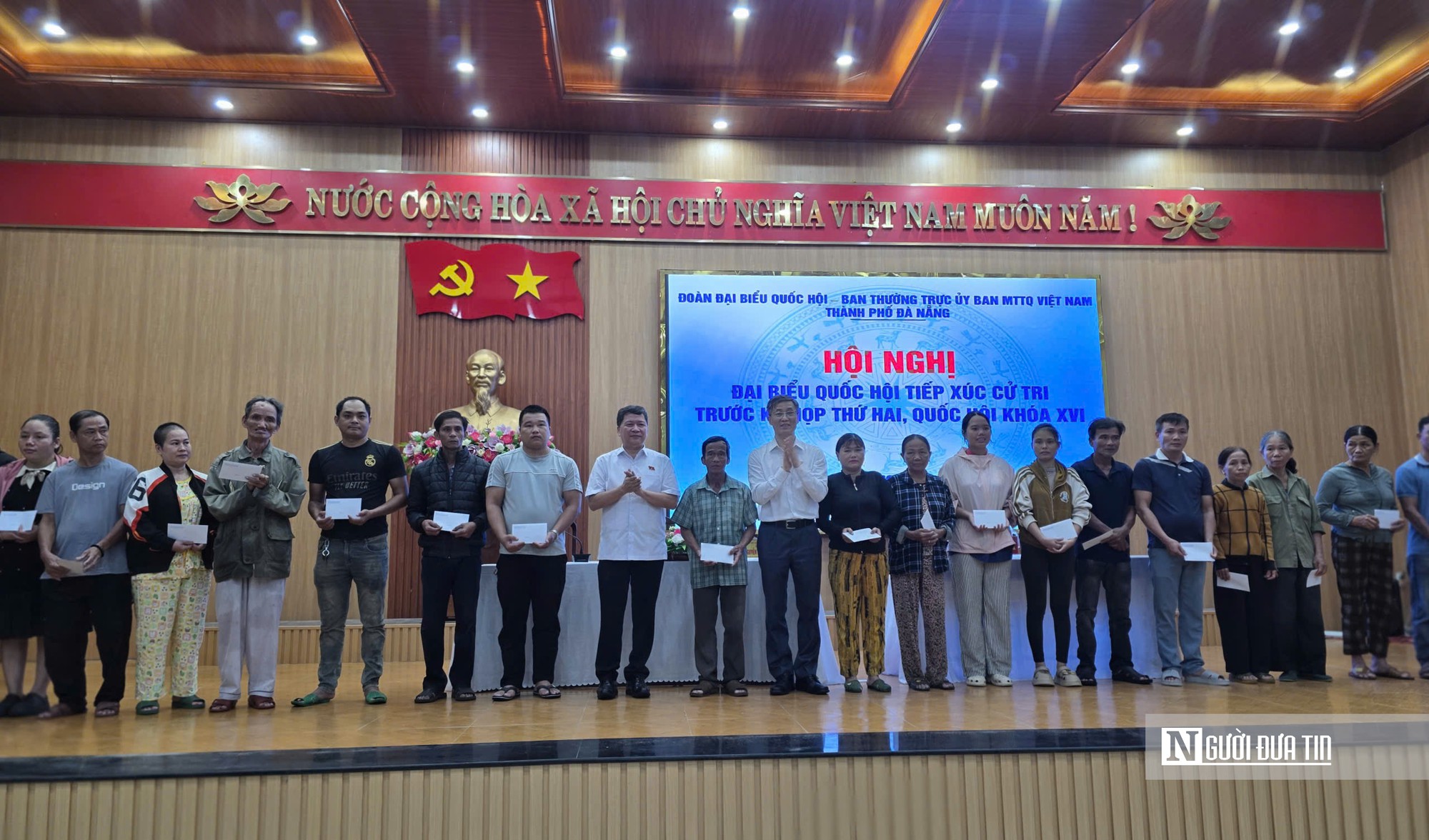 Đoàn đại biểu Quốc hội Tp.Đà Nẵng tặng quà cho người dân xã Xuân Phú- Ảnh 3.