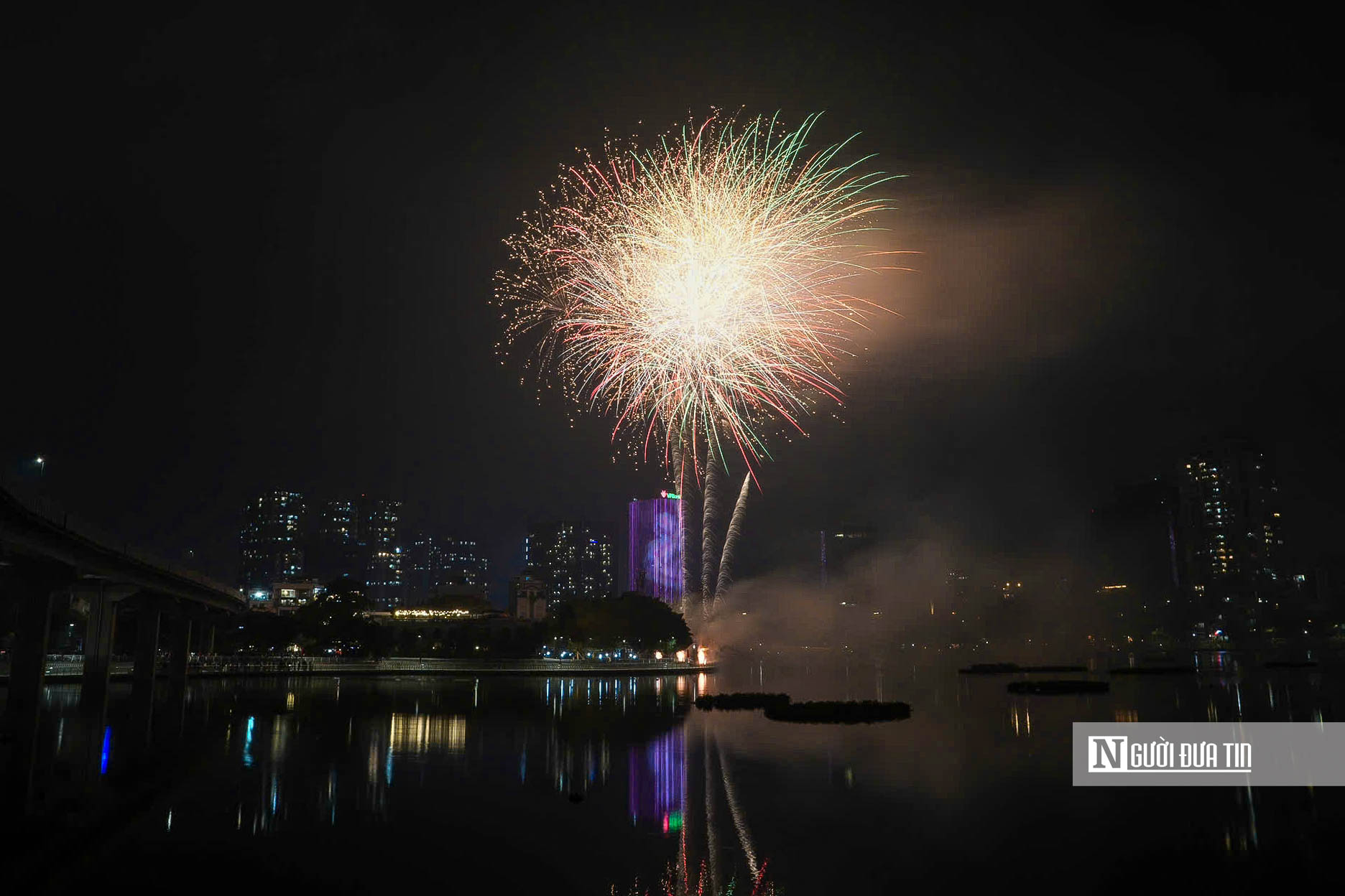 Mãn nhãn màn pháo hoa chào đón năm Bính Ngọ 2026- Ảnh 4.