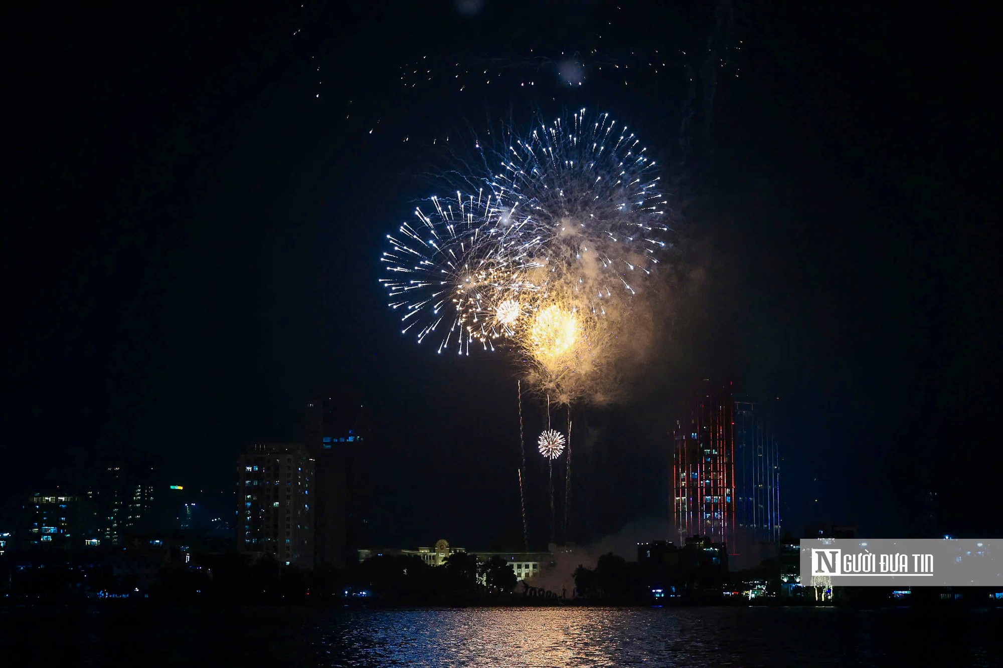 Mãn nhãn màn pháo hoa chào đón năm Bính Ngọ 2026- Ảnh 2.