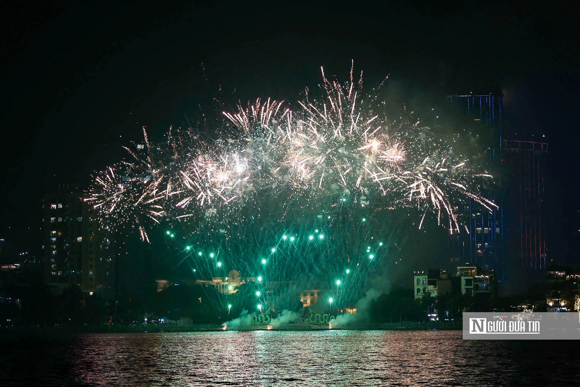 Mãn nhãn màn pháo hoa chào đón năm Bính Ngọ 2026- Ảnh 1.