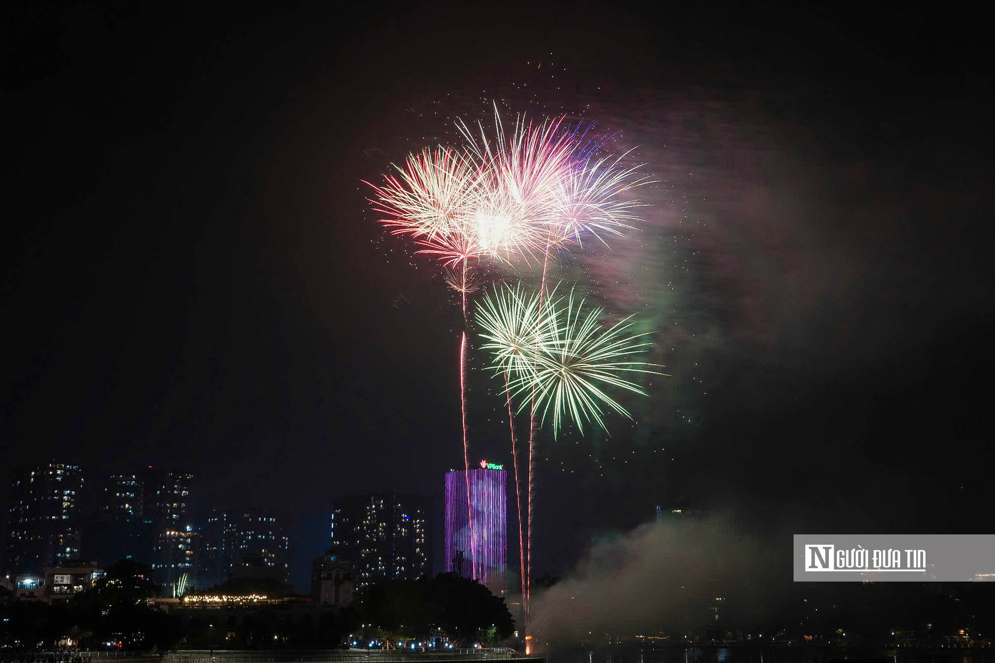 Mãn nhãn màn pháo hoa chào đón năm Bính Ngọ 2026- Ảnh 6.