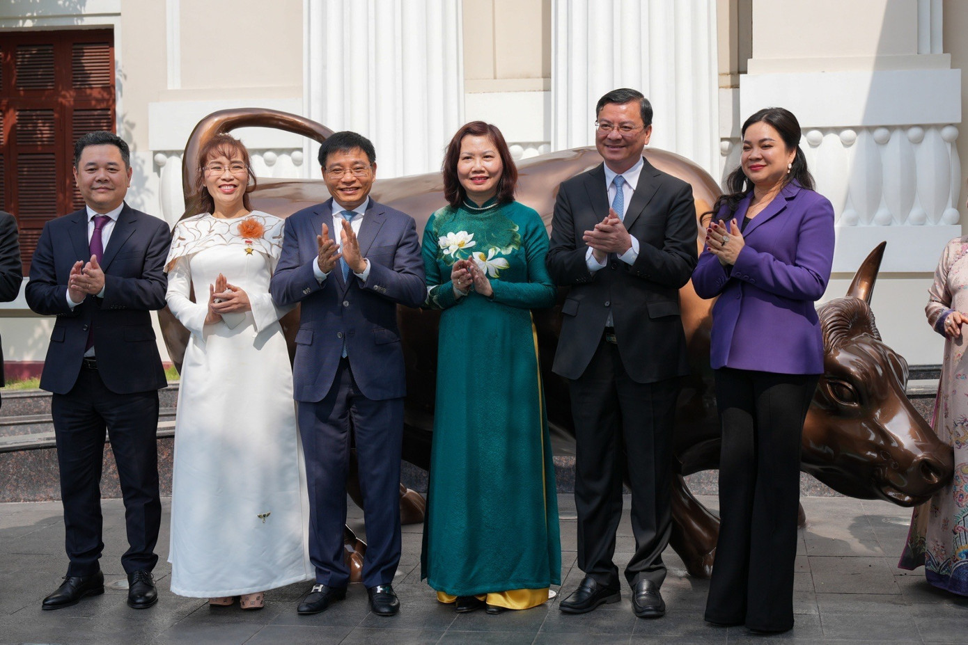 Tỷ phú Nguyễn Thị Phương Thảo và Bộ trưởng Tài chính Nguyễn Văn Thắng đánh cồng khởi động HOSE, thị trường bật xanh - Ảnh 2.