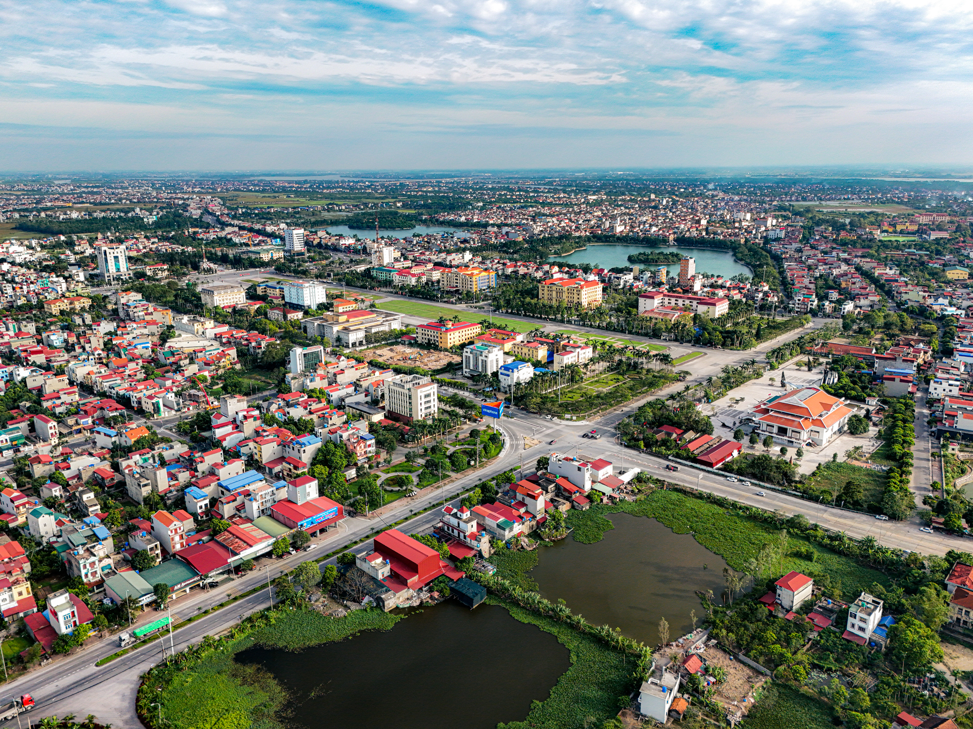 Sân vận động 60.000 chỗ, cao tốc liên vùng và loạt hạ tầng nghìn tỷ đồng loạt đổ bộ, bất động sản tỉnh sát vách Hà Nội tăng trưởng ra sao? - Ảnh 1.