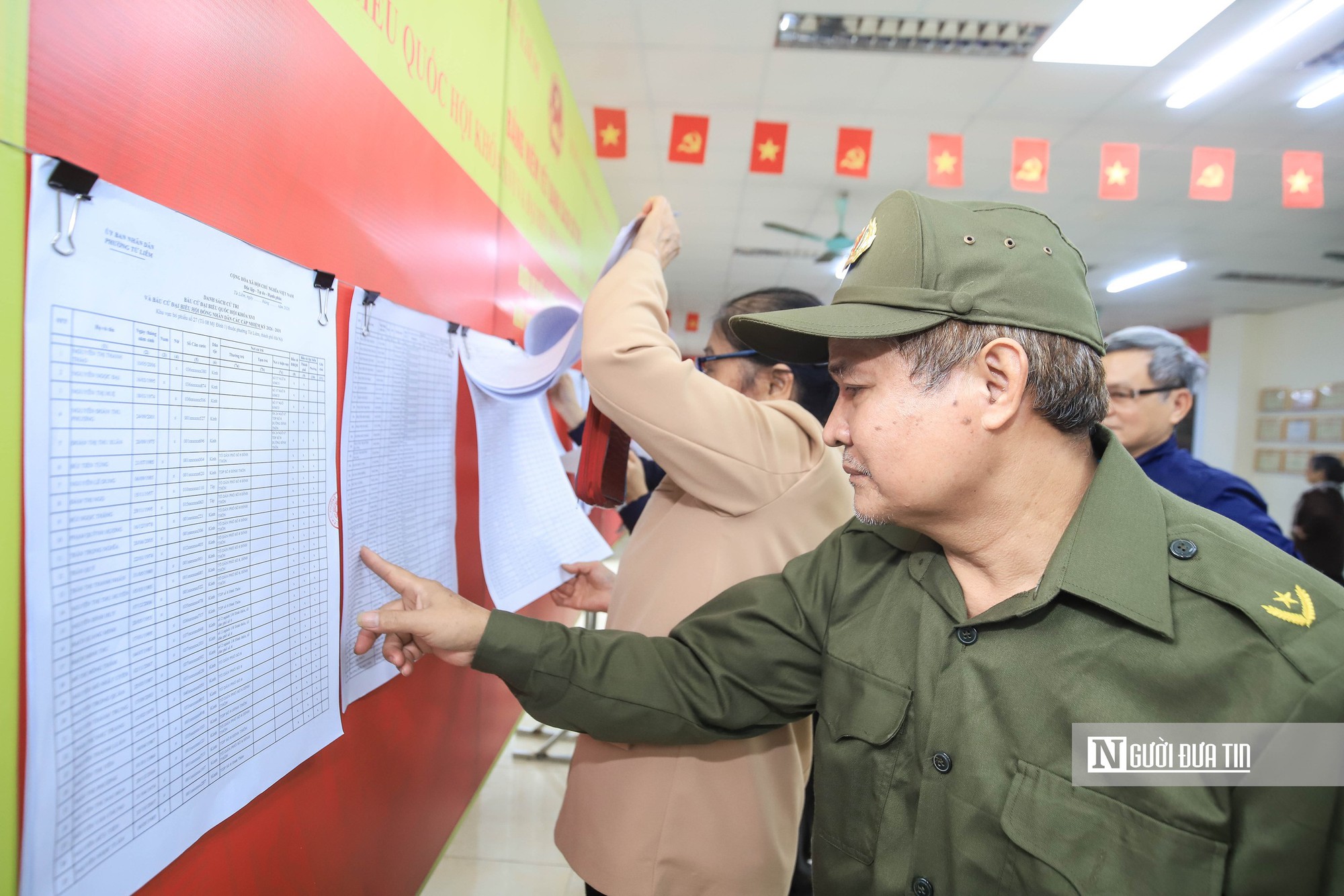 Hà Nội đồng loạt niêm yết danh sách ứng viên ứng cử đại biểu Quốc hội và HĐND các cấp- Ảnh 9.