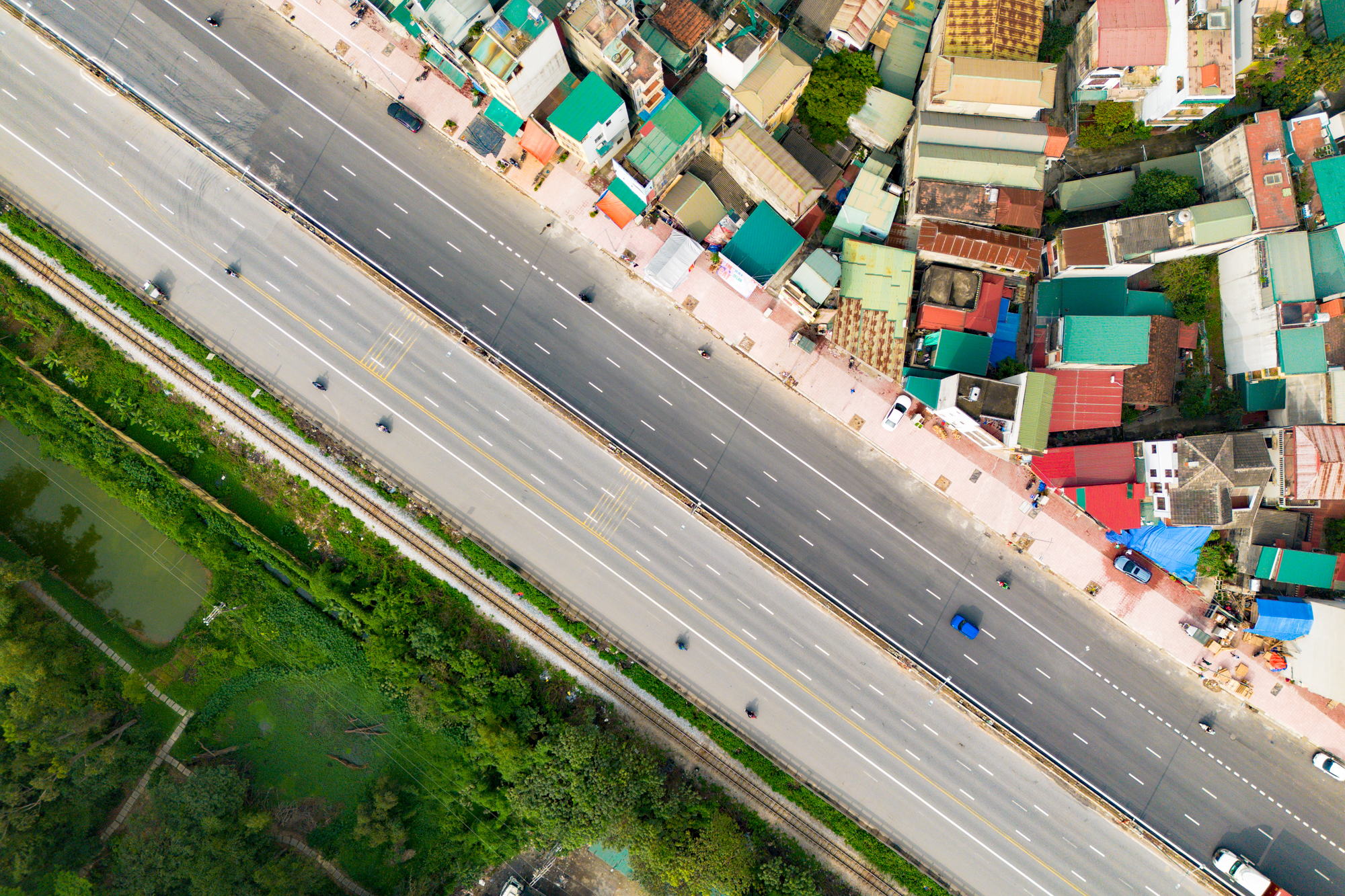 Toàn cảnh trục đường sẽ được đầu tư 153.000 tỷ để mở rộng lên 90 m, nối trung tâm Hà Nội với đại đô thị lớn nhất Việt Nam của Vinhomes - Ảnh 2.