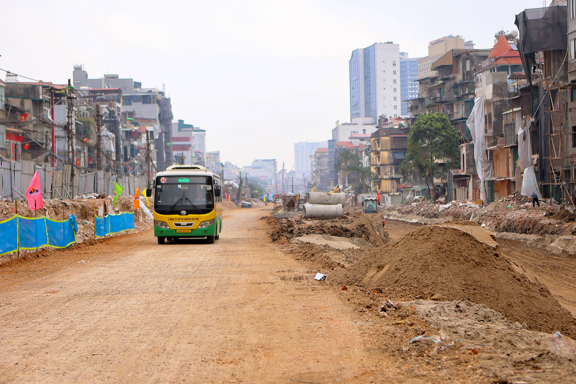 Toàn cảnh trục đường sẽ được đầu tư 153.000 tỷ để mở rộng lên 90 m, nối trung tâm Hà Nội với đại đô thị lớn nhất Việt Nam của Vinhomes - Ảnh 4.