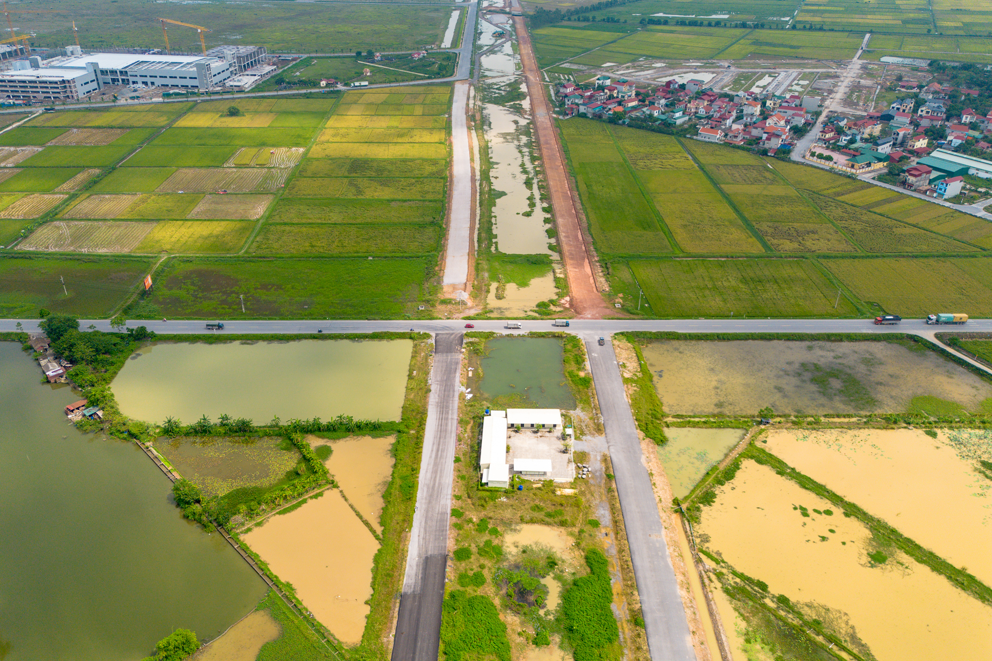 Toàn cảnh trục đường sẽ được đầu tư 153.000 tỷ để mở rộng lên 90 m, nối trung tâm Hà Nội với đại đô thị lớn nhất Việt Nam của Vinhomes - Ảnh 5.