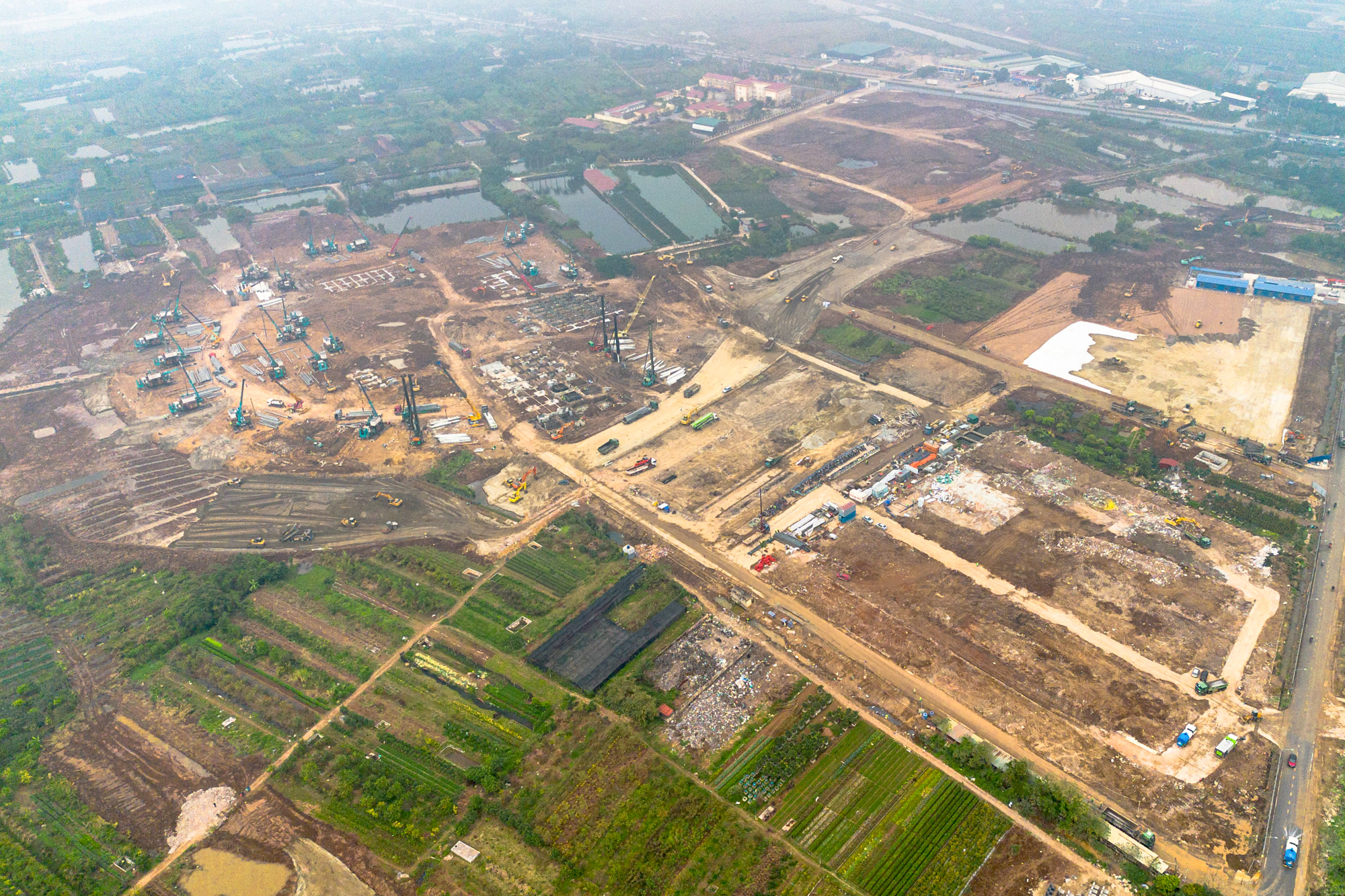 Toàn cảnh công trường sân vận động 60.000 chỗ lớn thứ 2 Việt Nam: Có mặt bằng "sạch" sau 2 tháng, máy móc phủ kín, sắp hoàn thành san lấp- Ảnh 1.