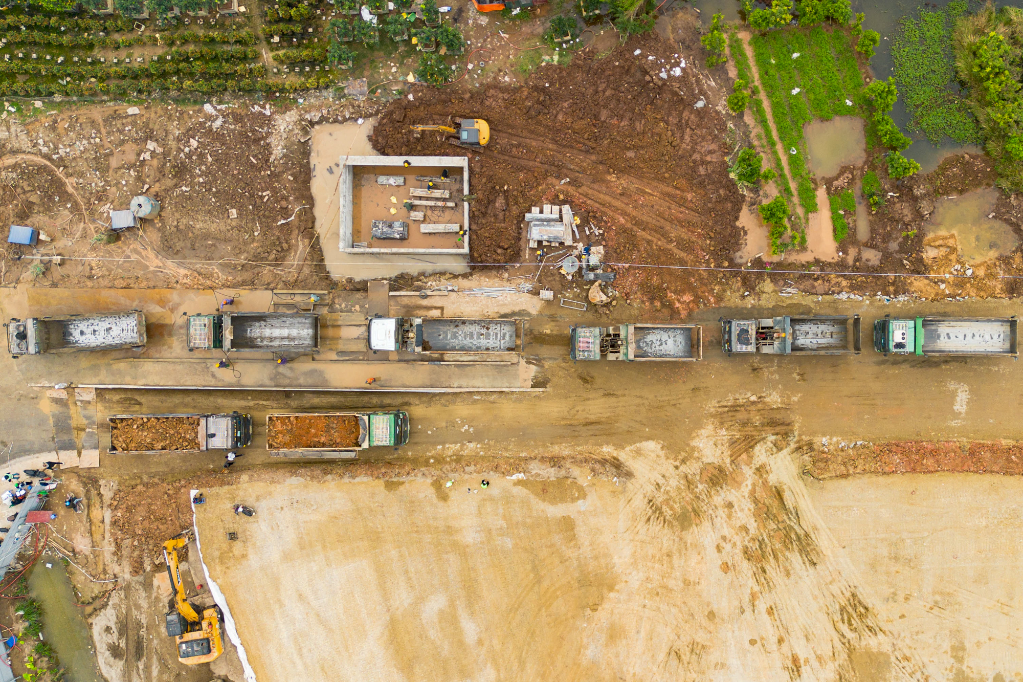 Toàn cảnh công trường sân vận động 60.000 chỗ lớn thứ 2 Việt Nam: Có mặt bằng "sạch" sau 2 tháng, máy móc phủ kín, sắp hoàn thành san lấp- Ảnh 9.