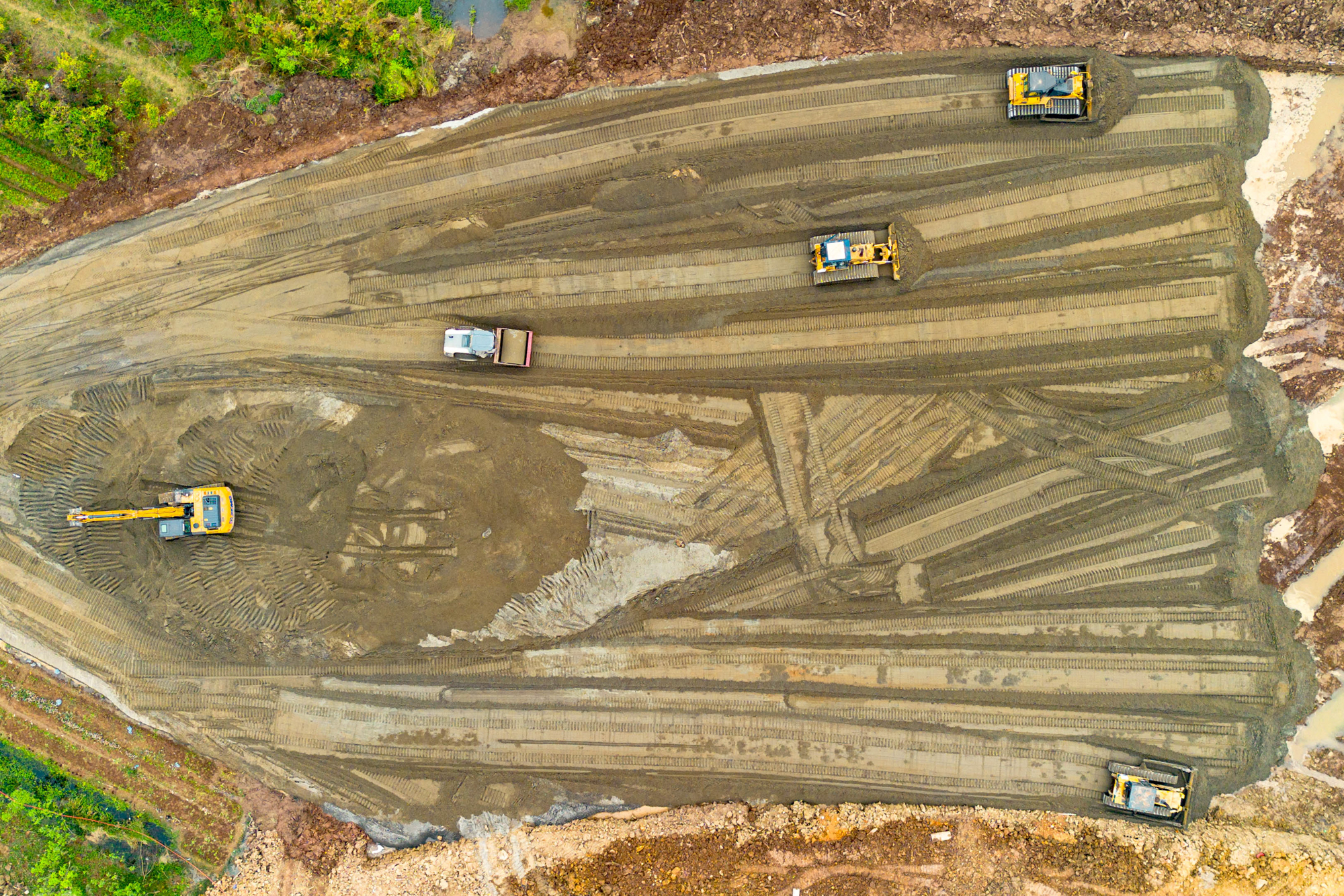 Toàn cảnh công trường sân vận động 60.000 chỗ lớn thứ 2 Việt Nam: Có mặt bằng "sạch" sau 2 tháng, máy móc phủ kín, sắp hoàn thành san lấp- Ảnh 10.