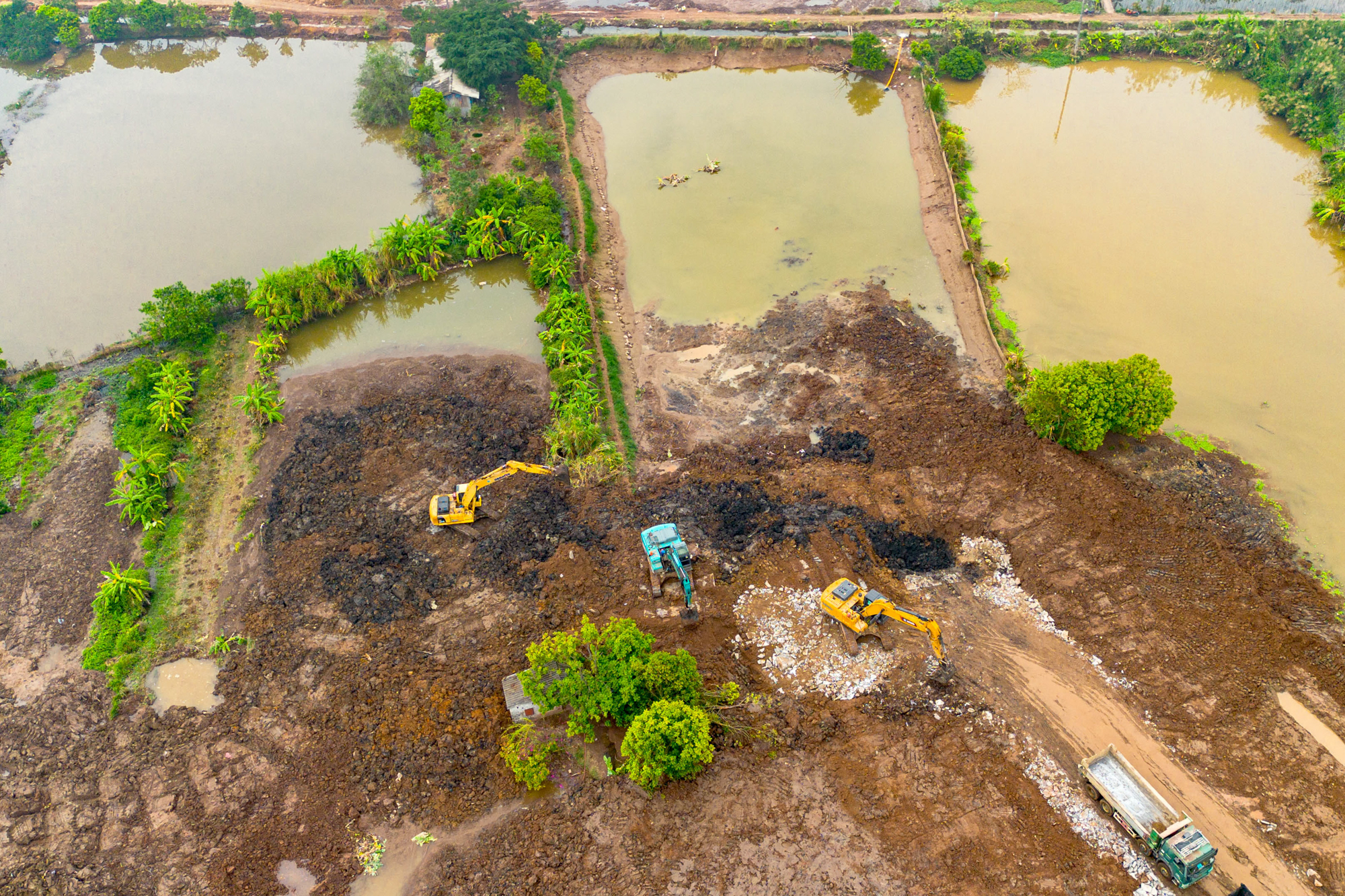 Toàn cảnh công trường sân vận động 60.000 chỗ lớn thứ 2 Việt Nam: Có mặt bằng "sạch" sau 2 tháng, máy móc phủ kín, sắp hoàn thành san lấp- Ảnh 11.