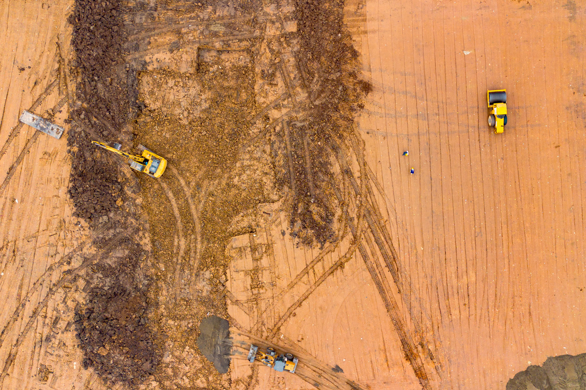 Toàn cảnh công trường sân vận động 60.000 chỗ lớn thứ 2 Việt Nam: Có mặt bằng "sạch" sau 2 tháng, máy móc phủ kín, sắp hoàn thành san lấp- Ảnh 12.