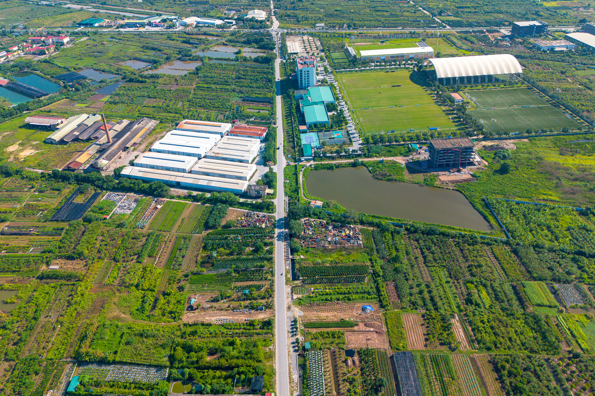 Toàn cảnh công trường sân vận động 60.000 chỗ lớn thứ 2 Việt Nam: Có mặt bằng "sạch" sau 2 tháng, máy móc phủ kín, sắp hoàn thành san lấp- Ảnh 2.