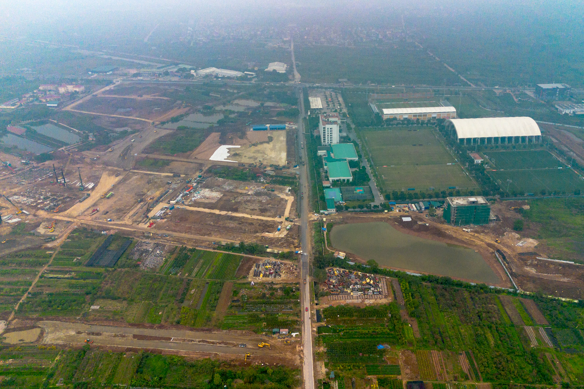 Toàn cảnh công trường sân vận động 60.000 chỗ lớn thứ 2 Việt Nam: Có mặt bằng "sạch" sau 2 tháng, máy móc phủ kín, sắp hoàn thành san lấp- Ảnh 3.