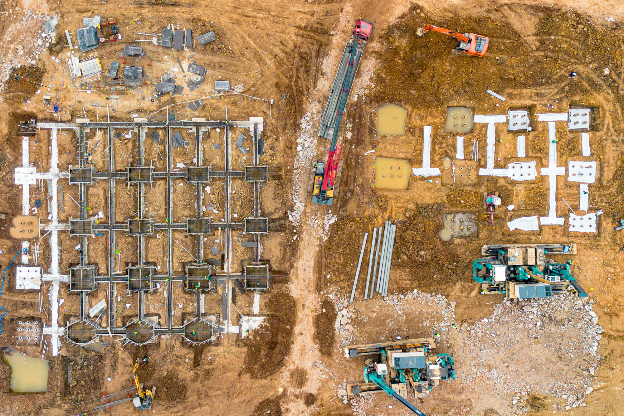 Toàn cảnh công trường sân vận động 60.000 chỗ lớn thứ 2 Việt Nam: Có mặt bằng "sạch" sau 2 tháng, máy móc phủ kín, sắp hoàn thành san lấp- Ảnh 6.