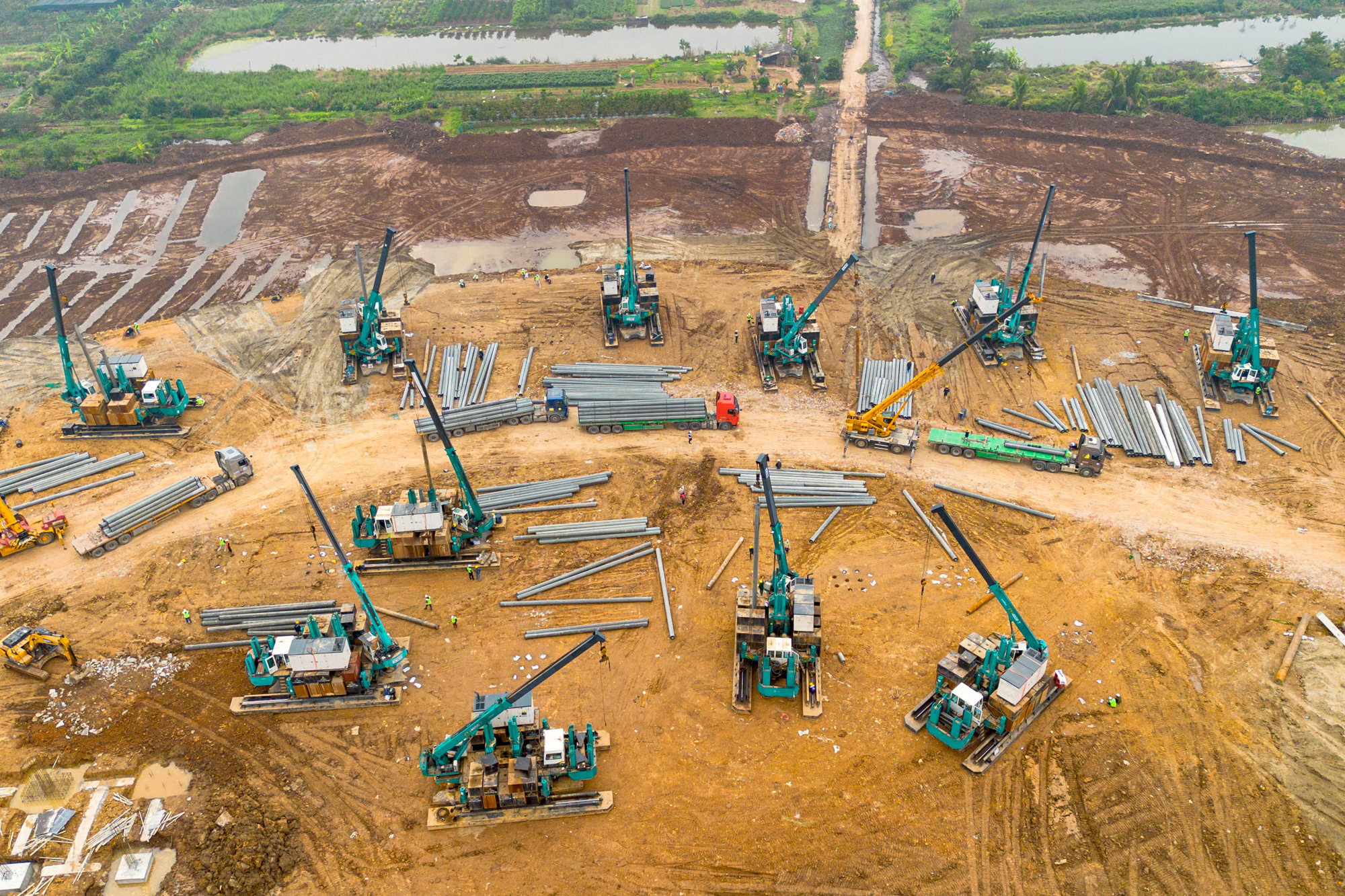 Toàn cảnh công trường sân vận động 60.000 chỗ lớn thứ 2 Việt Nam: Có mặt bằng "sạch" sau 2 tháng, máy móc phủ kín, sắp hoàn thành san lấp- Ảnh 8.