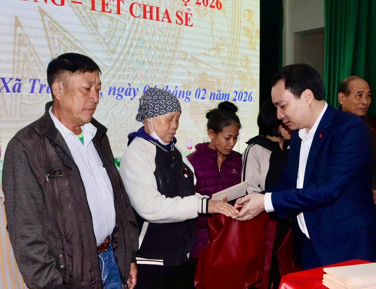 Ông Vũ Văn Tiến chuẩn bị tiếp xúc cử tri tại đơn vị bầu cử số 6, Tp.Hải Phòng- Ảnh 2.