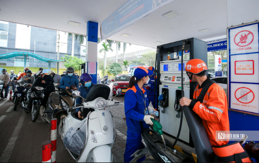 Thủ tướng yêu cầu bảo đảm cung ứng xăng dầu cho sản xuất, kinh doanh và tiêu dùng của người dân, doanh nghiệp - Ảnh 1.