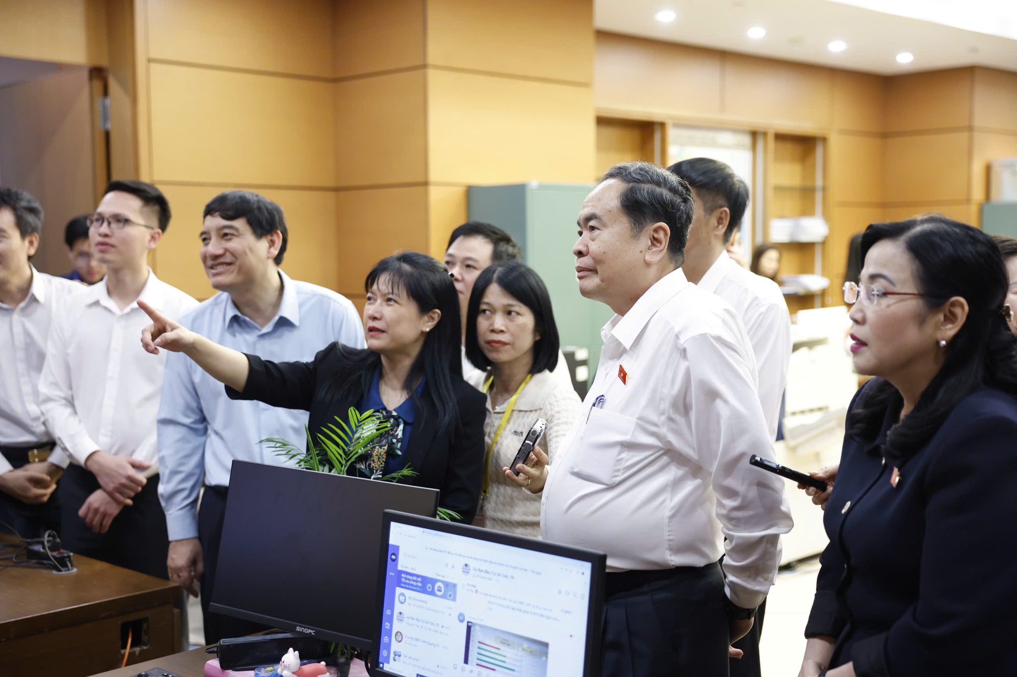 Chủ tịch Quốc hội thăm, động viên phóng viên báo chí tác nghiệp bầu cử tại Nhà Quốc hội - Ảnh 3.