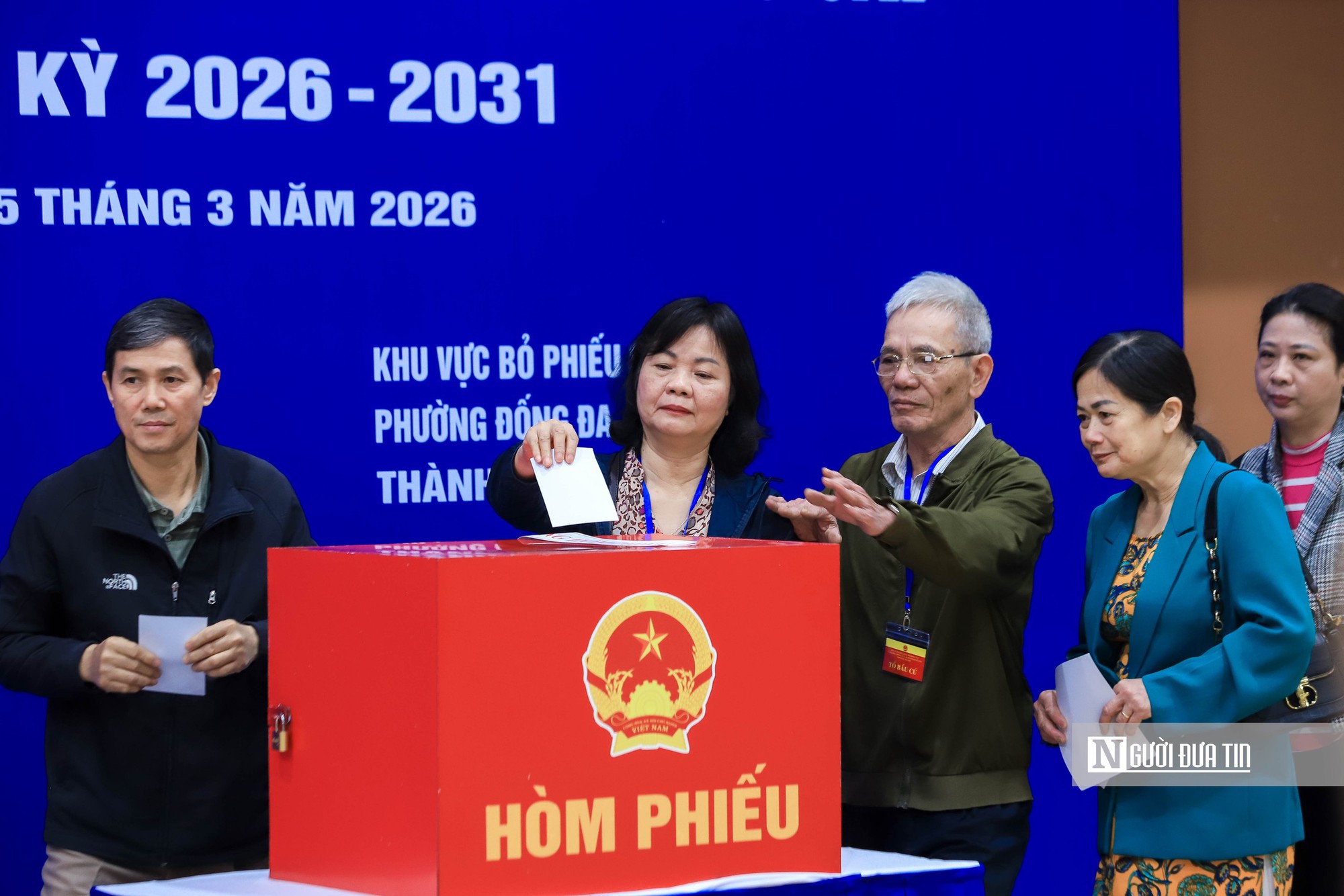 Sáng nay, gần 79 triệu cử tri cả nước đi bầu cử - Ảnh 1.