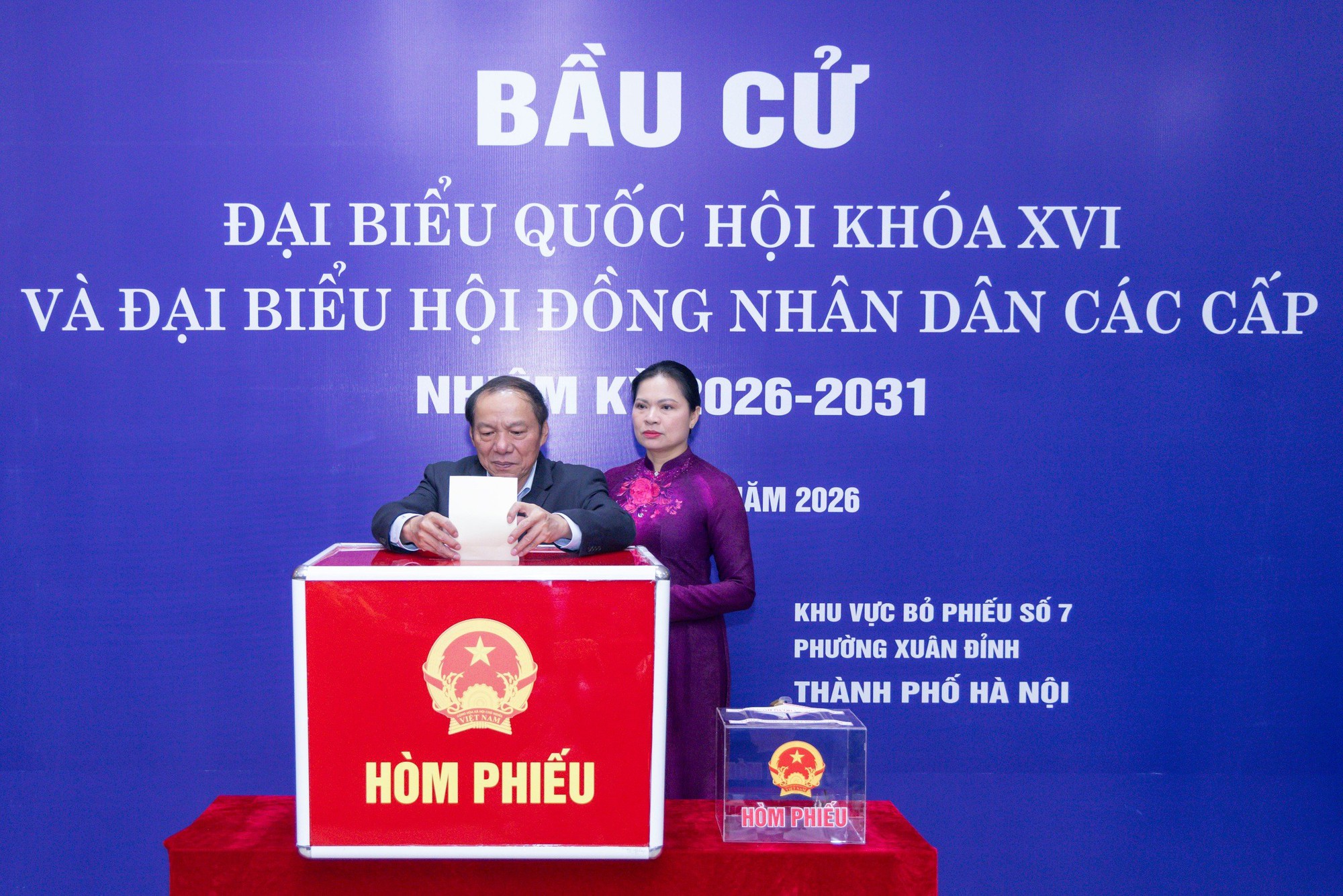 Chủ tịch MTTQ Việt Nam Bùi Thị Minh Hoài hòa vào dòng người đi bỏ phiếu - Ảnh 7.