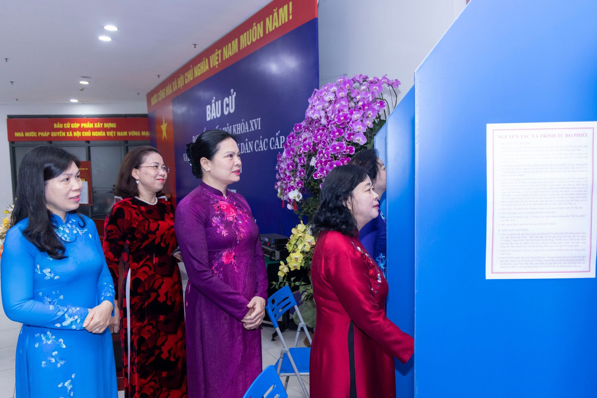 Chủ tịch MTTQ Việt Nam Bùi Thị Minh Hoài hòa vào dòng người đi bỏ phiếu - Ảnh 4.