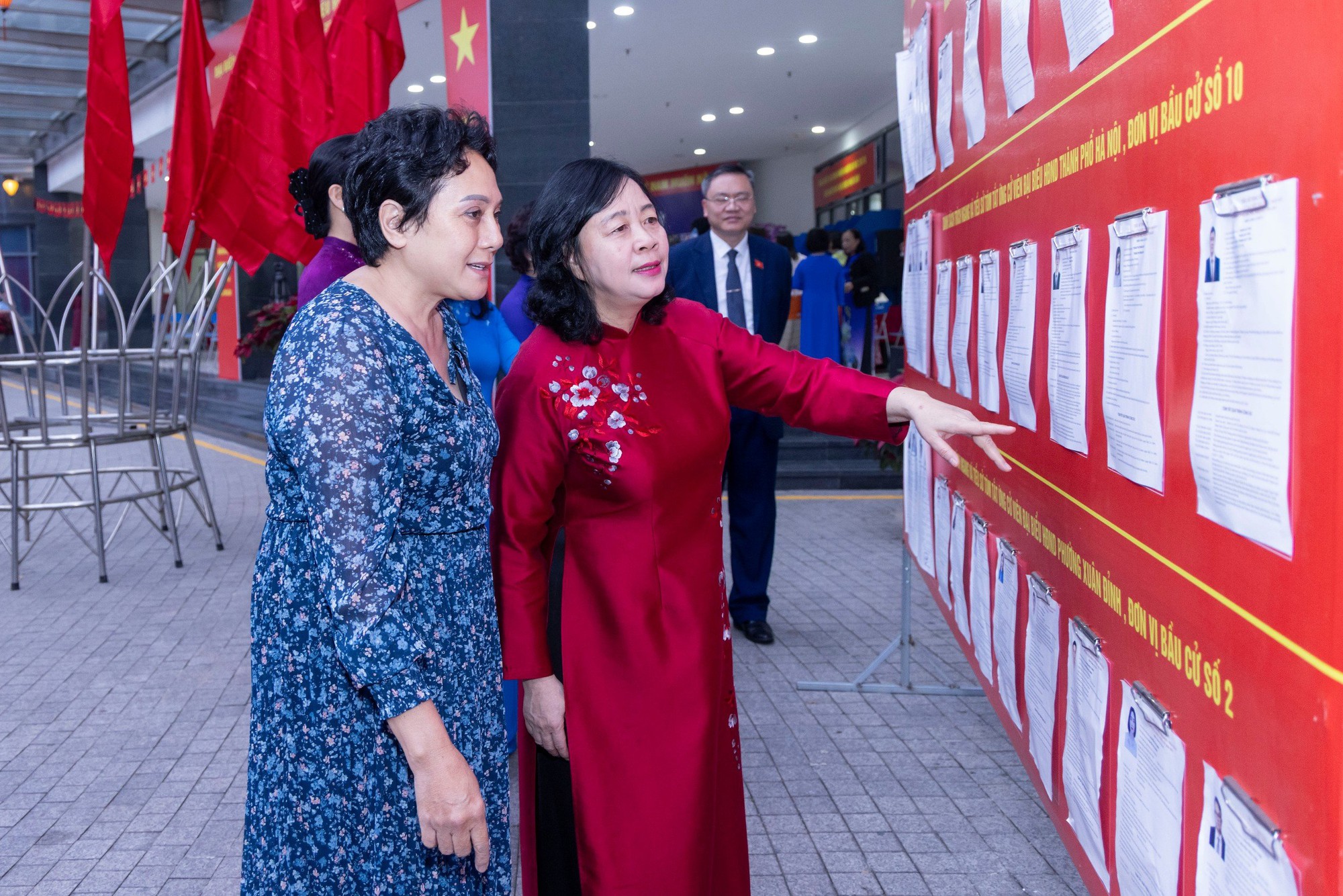 Chủ tịch MTTQ Việt Nam Bùi Thị Minh Hoài hòa vào dòng người đi bỏ phiếu - Ảnh 3.