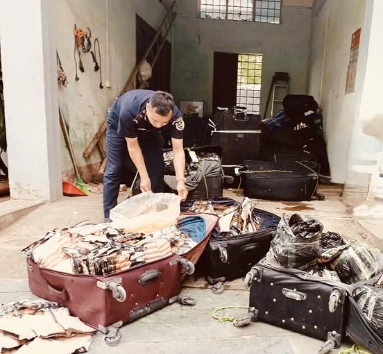 Đột xuất kiểm tra: Cơ quan chức năng thu giữ hơn 1 tấn thực phẩm đông lạnh nghi nhập lậu từ Trung Quốc - Ảnh 1.