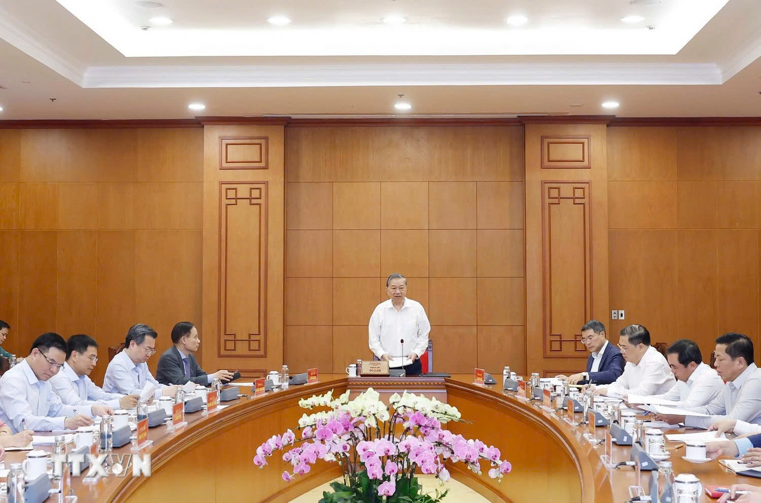 Tổng Bí thư: Cần có chiến lược cụ thể nhằm tái cơ cấu nền kinh tế - Ảnh 1.