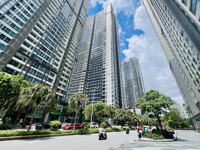 Hơn 18.400 căn chung cư đổ bộ thị trường Thủ đô, nhưng giá vẫn tăng - Ảnh 1.