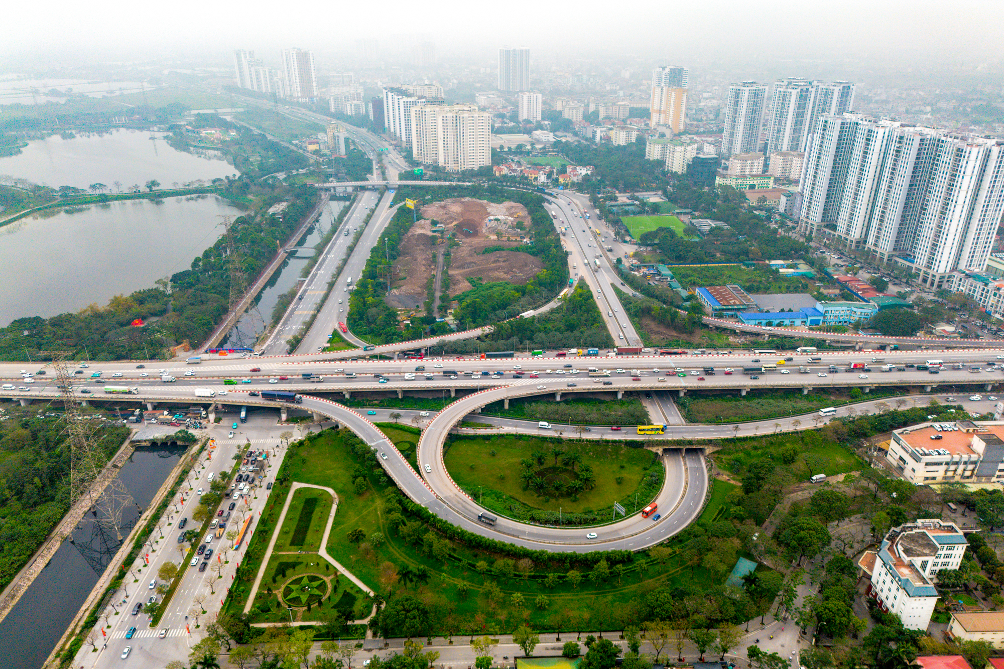 Toàn cảnh tuyến đường tốc độ cao đầu tiên của Việt Nam sắp được đầu tư 22.000 tỷ, kết nối Hà Nội với đại đô thị lớn nhất của Vinhomes - Ảnh 4.