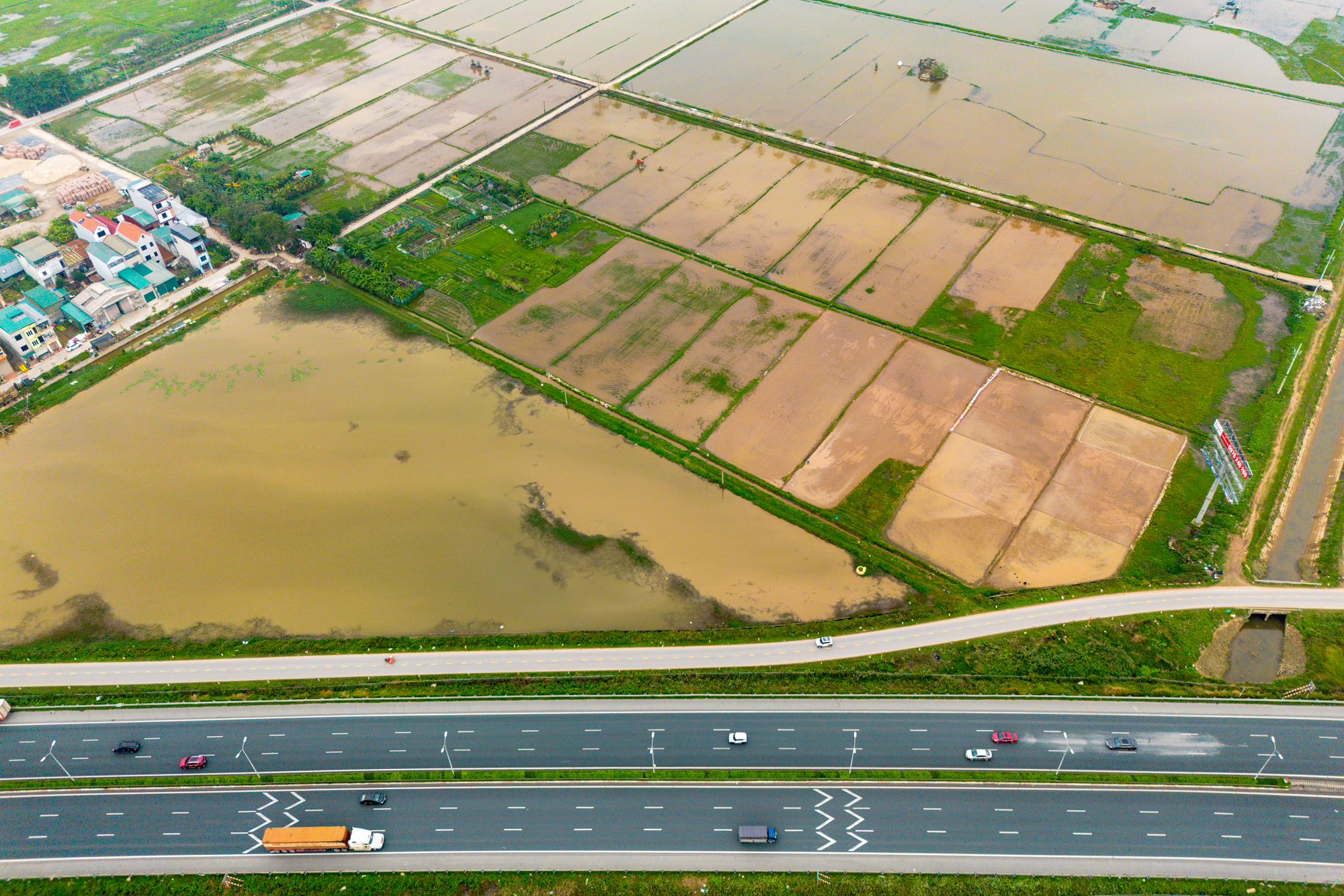 Toàn cảnh tuyến đường tốc độ cao đầu tiên của Việt Nam sắp được đầu tư 22.000 tỷ, kết nối Hà Nội với đại đô thị lớn nhất của Vinhomes - Ảnh 8.