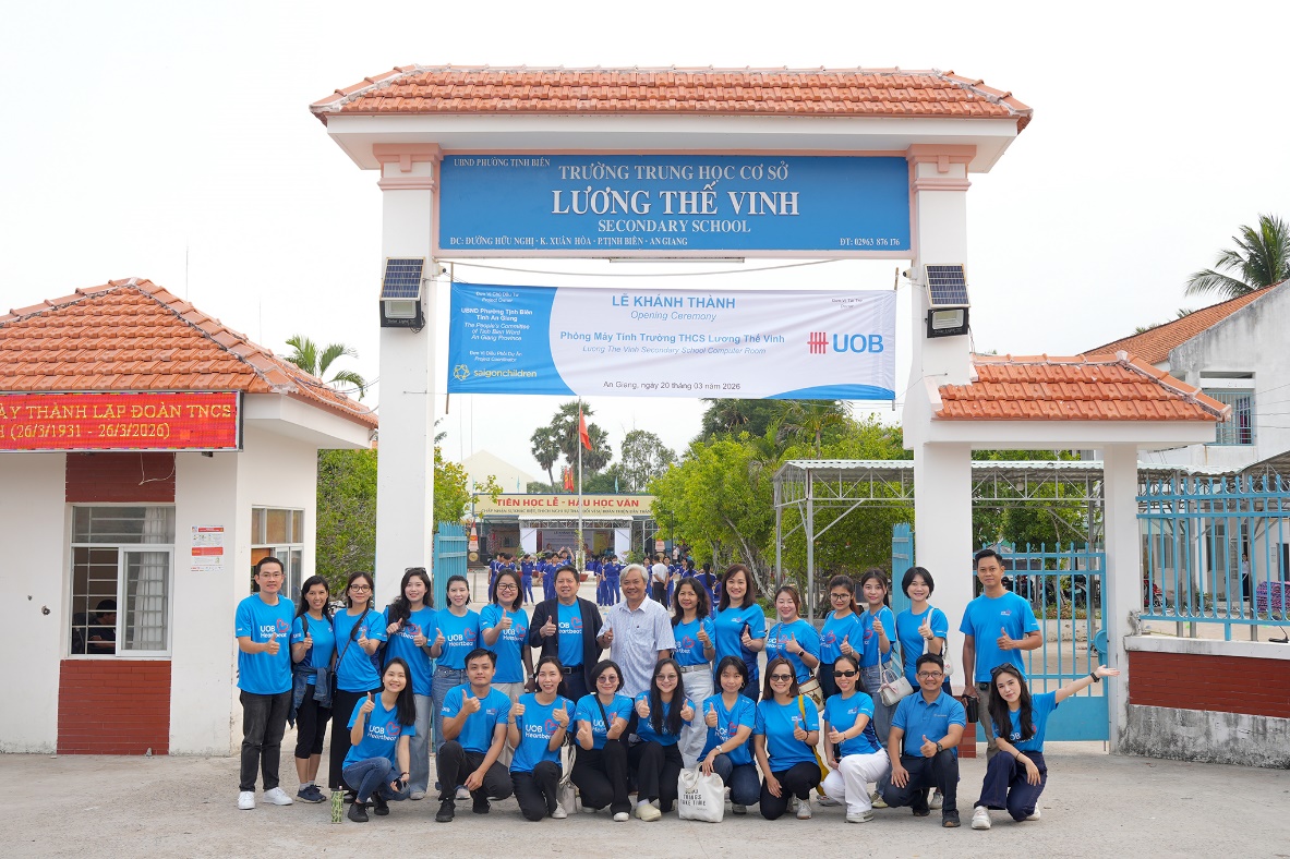 UOB Việt Nam trao tặng 3 phòng máy vi tính cho hơn 2000 học sinh vùng sâu tại An Giang - Ảnh 1.