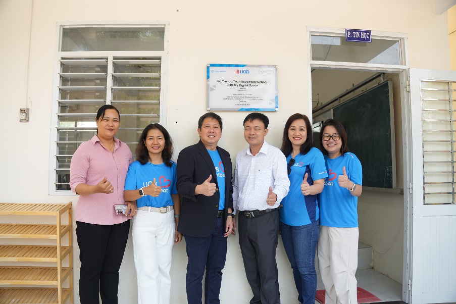 UOB Việt Nam trao tặng 3 phòng máy vi tính cho hơn 2000 học sinh vùng sâu tại An Giang - Ảnh 2.