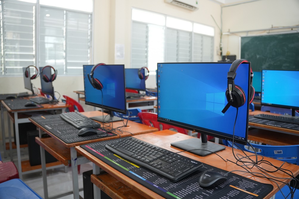 UOB Việt Nam trao tặng 3 phòng máy vi tính cho hơn 2000 học sinh vùng sâu tại An Giang - Ảnh 3.