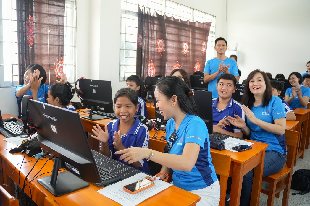 UOB Việt Nam trao tặng 3 phòng máy vi tính cho hơn 2000 học sinh vùng sâu tại An Giang - Ảnh 4.