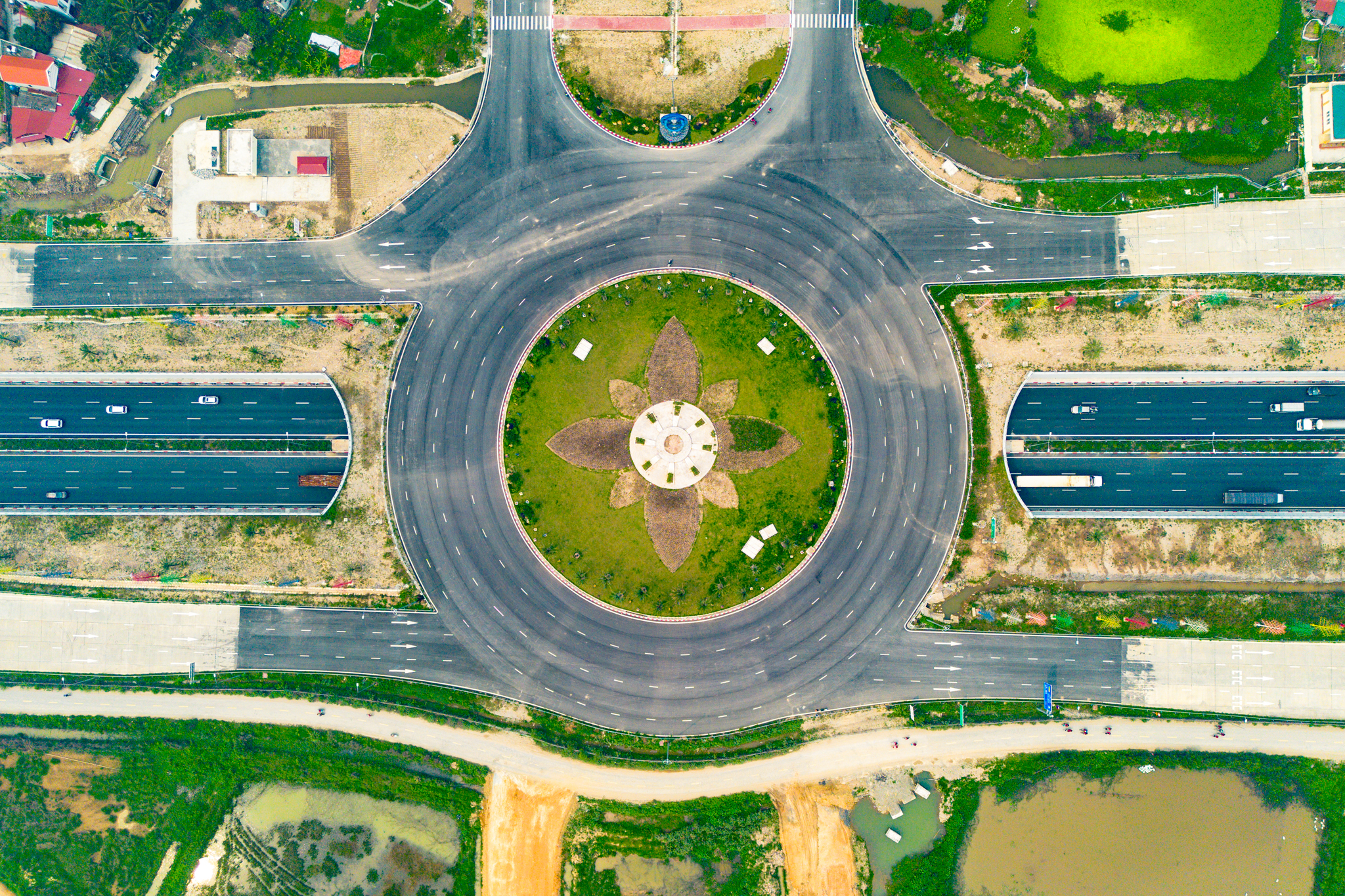 Toàn cảnh nút giao có tốc độ cao nhất Việt Nam: 1.400 tỷ vốn mồi khơi thông đại dự án 35.000 tỷ của Sun Group - Ảnh 4.