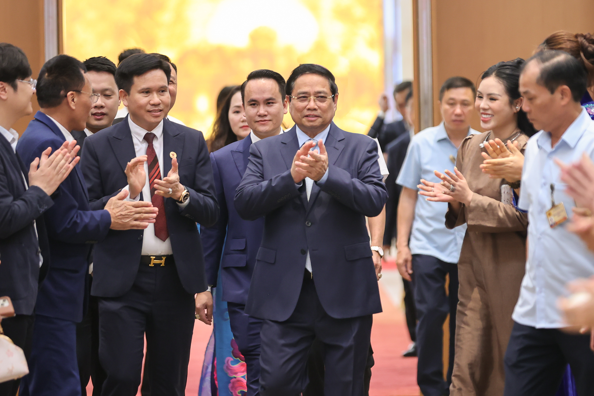 Thủ tướng họp thúc đẩy tăng trưởng 2 con số, tri ân doanh nghiệp - Ảnh 1.